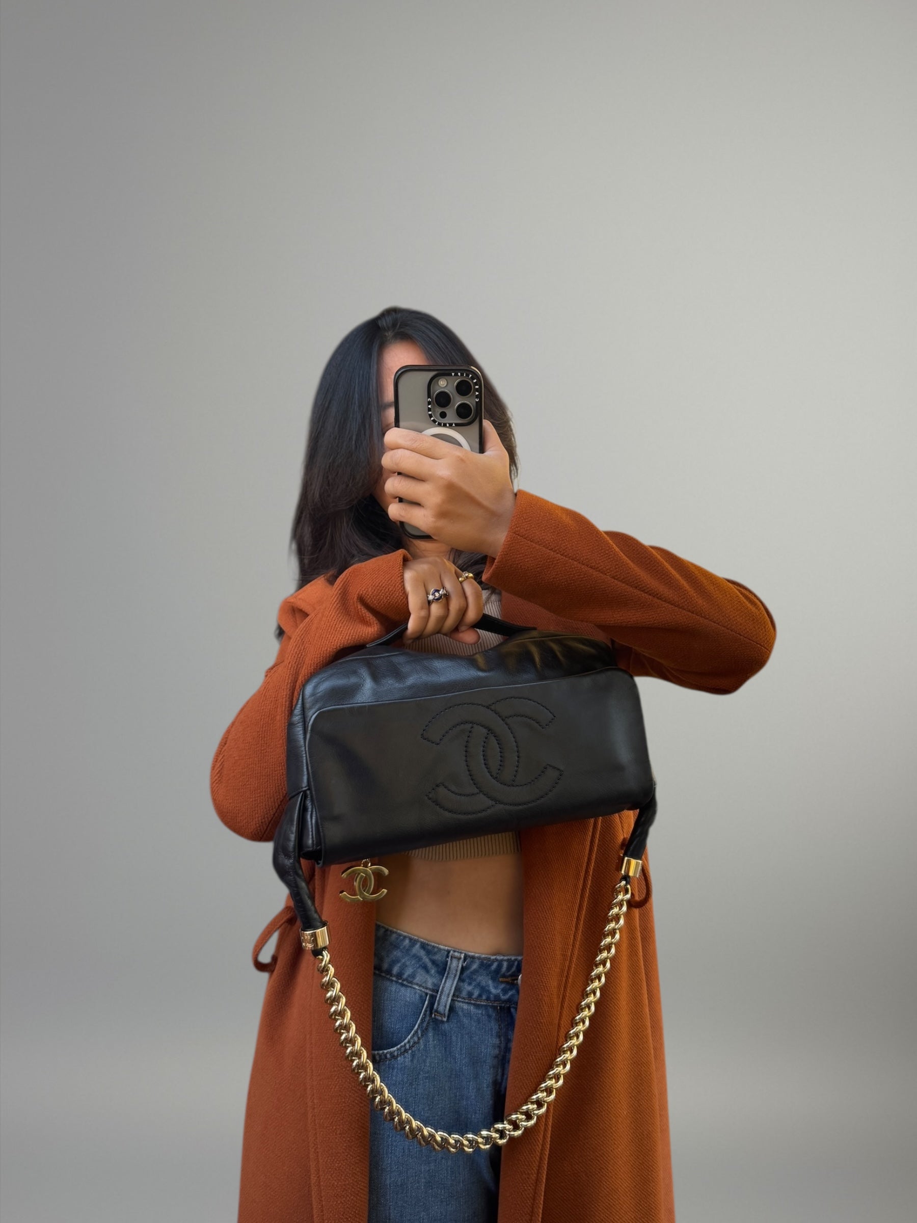 Chanel Pochette in pelle nera con catena dorata