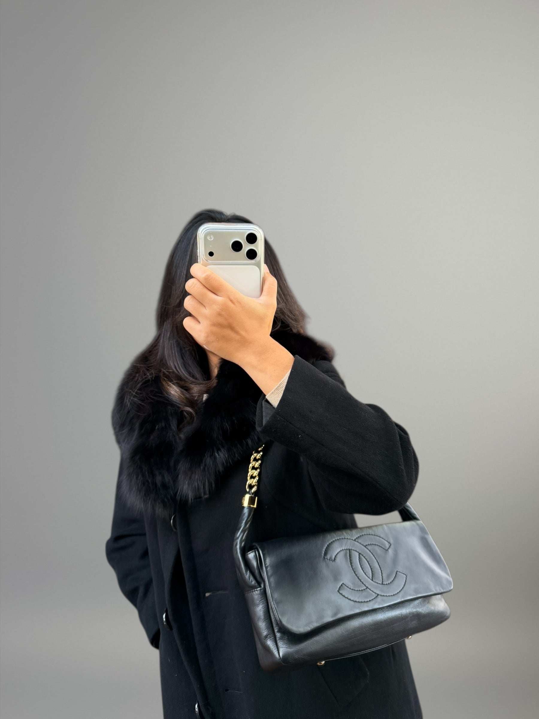 Chanel Pochette in pelle nera con catena dorata