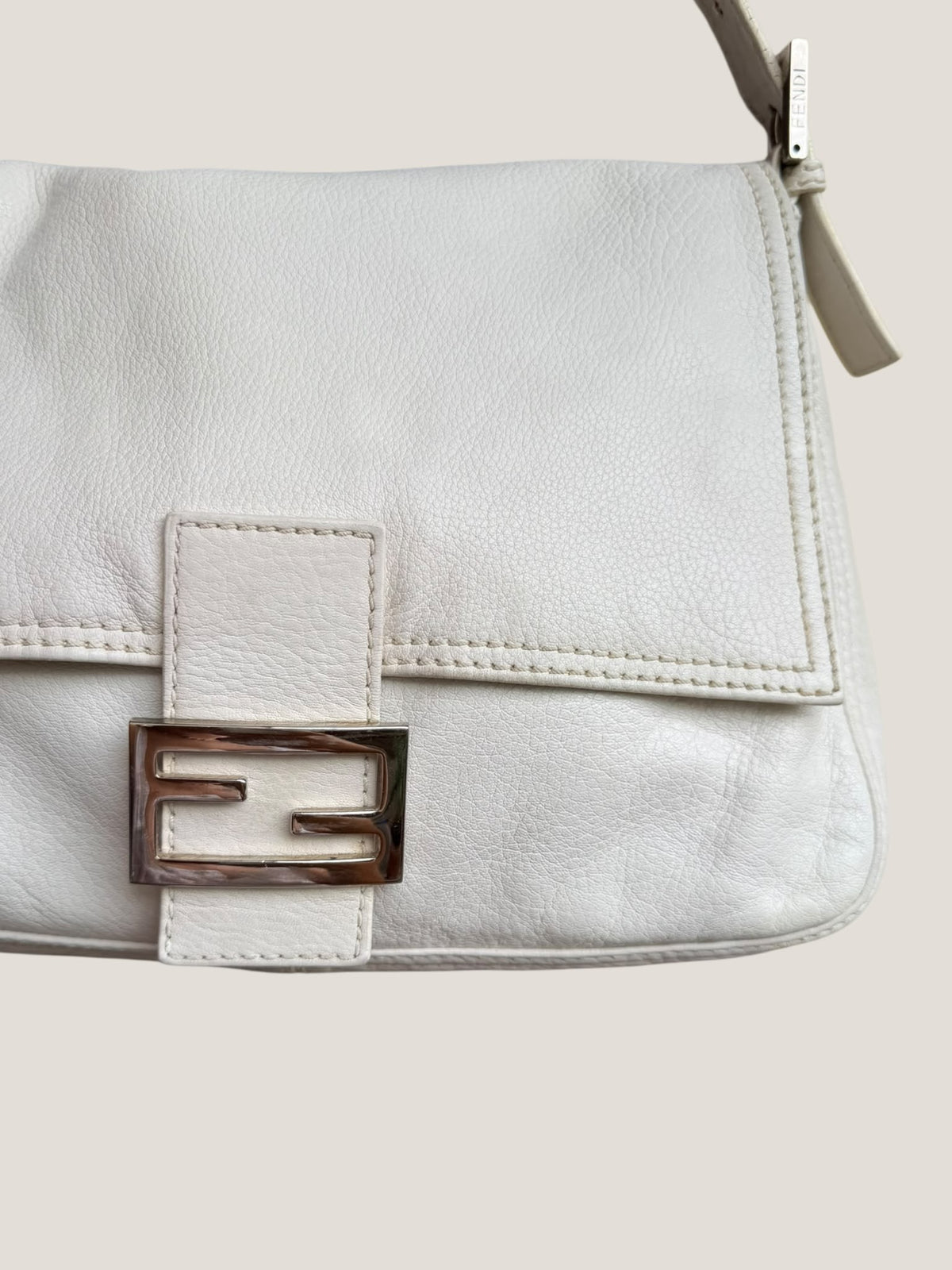 Fendi Mamma Baguette in Pelle Bianca