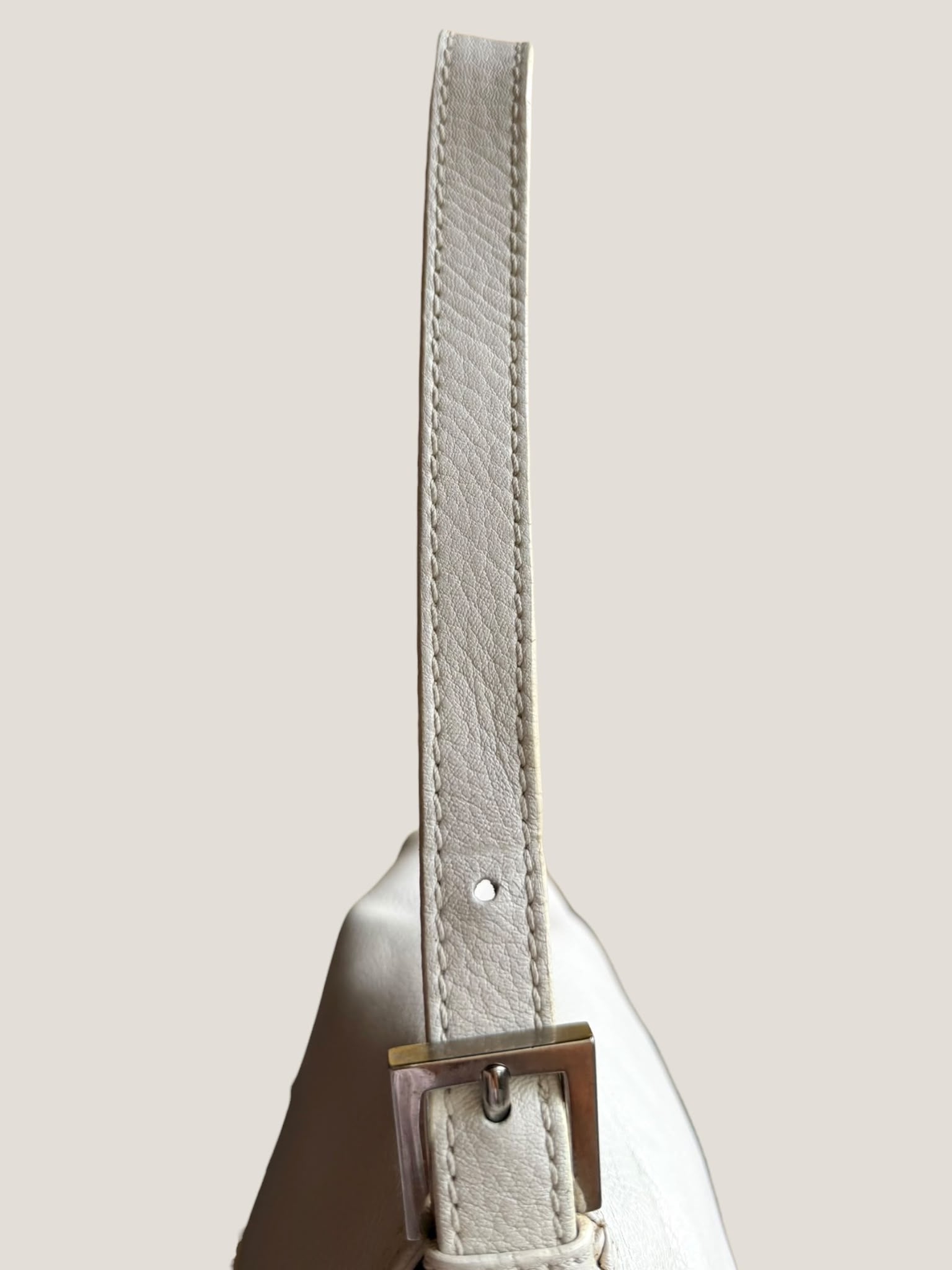 Fendi Mamma Baguette in Pelle Bianca