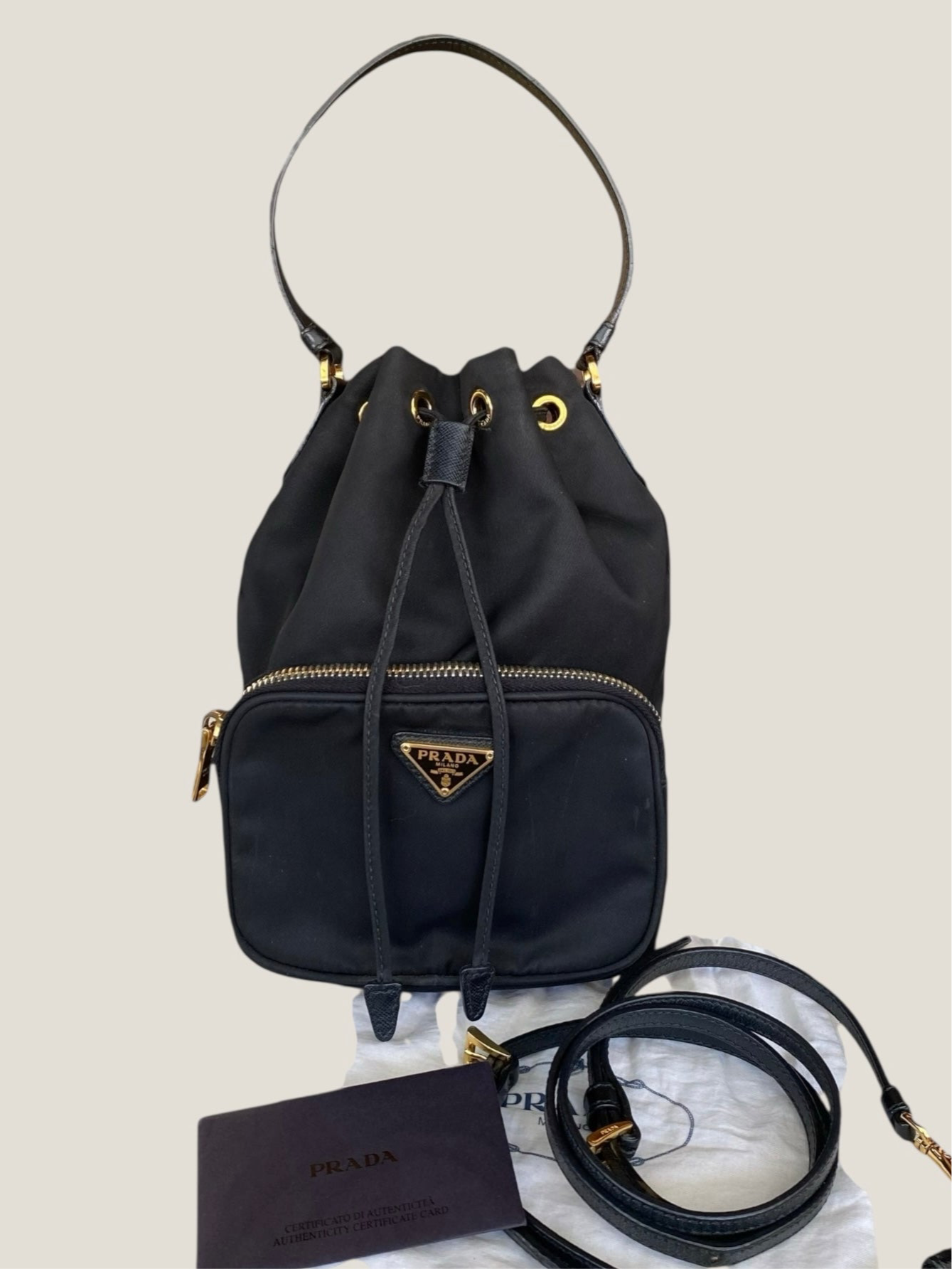PRADA secchiello nero in tessuto