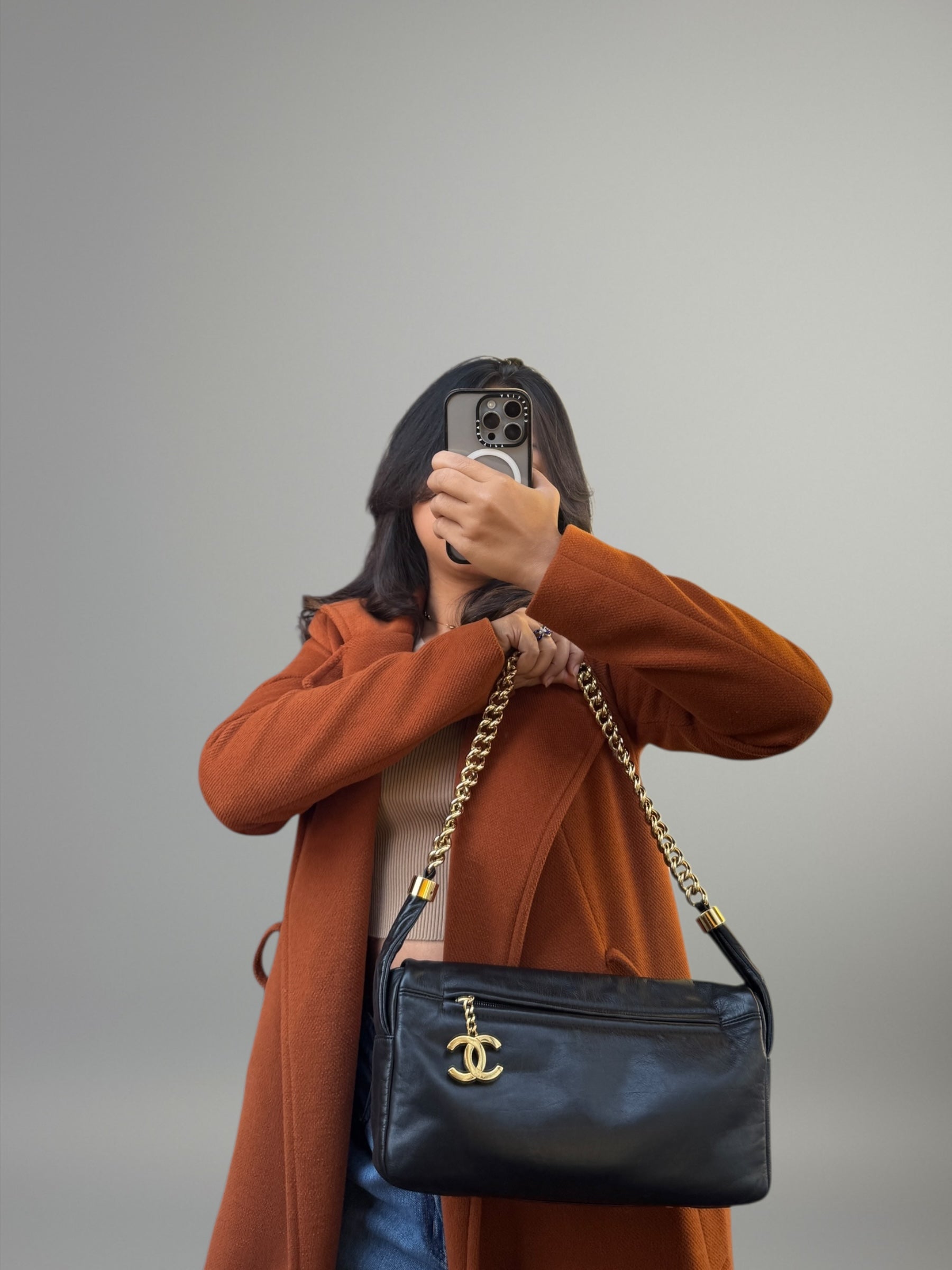 Chanel Pochette in pelle nera con catena dorata