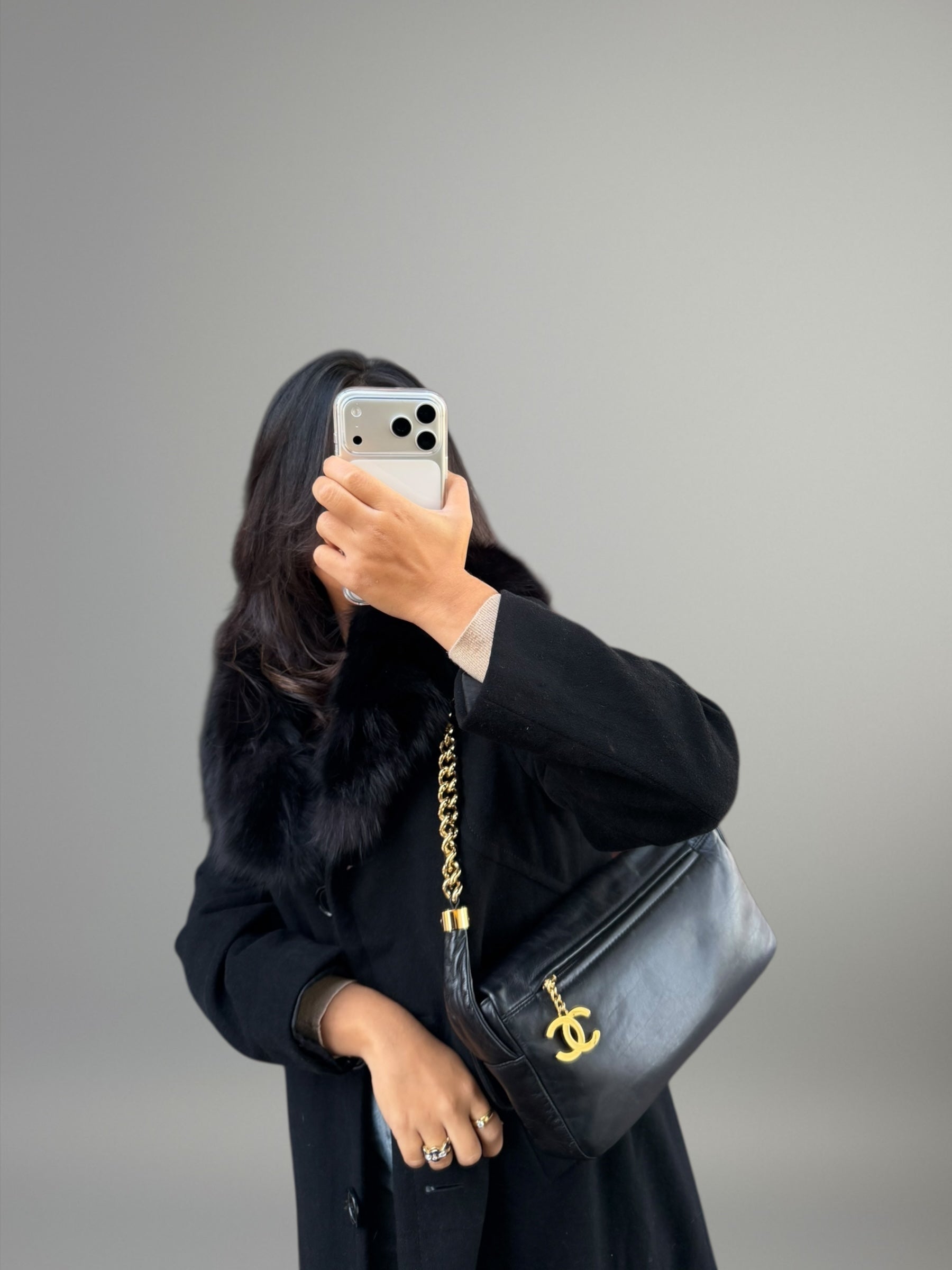 Chanel Pochette in pelle nera con catena dorata