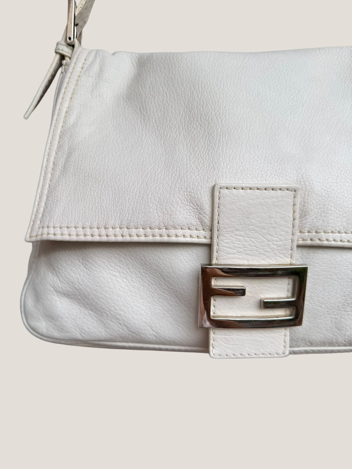 Fendi Mamma Baguette in Pelle Bianca