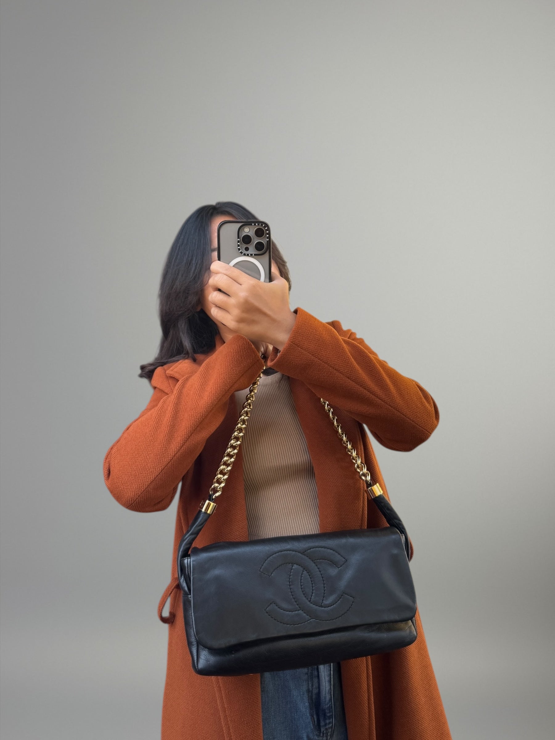 Chanel Pochette in pelle nera con catena dorata