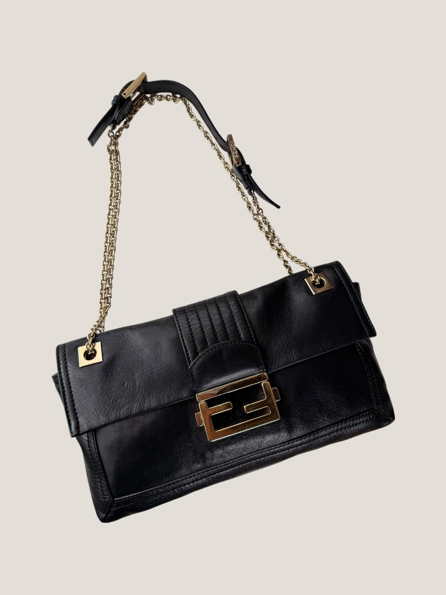Fendi Baguette in pelle con catena