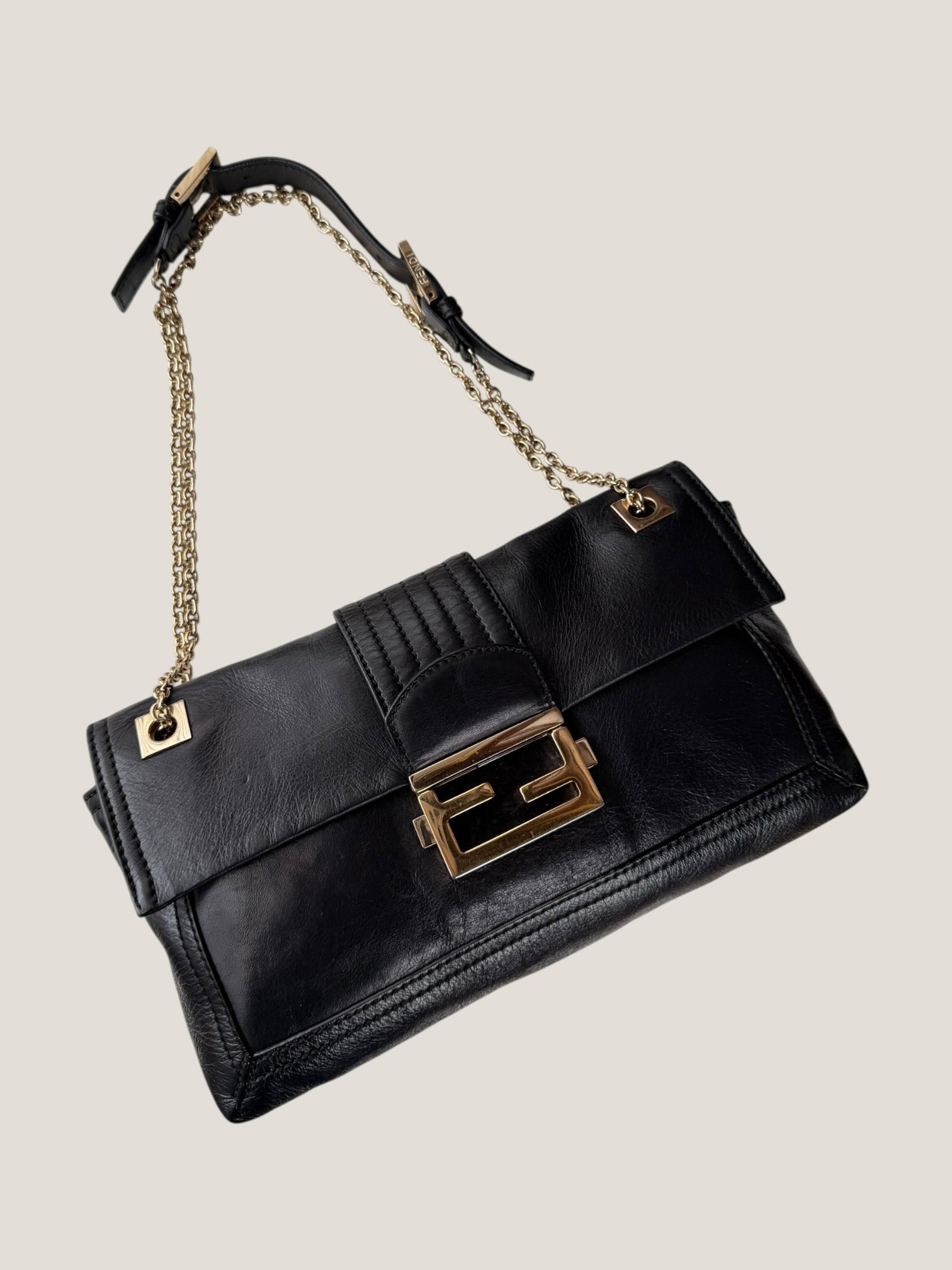 Fendi Baguette in pelle con catena