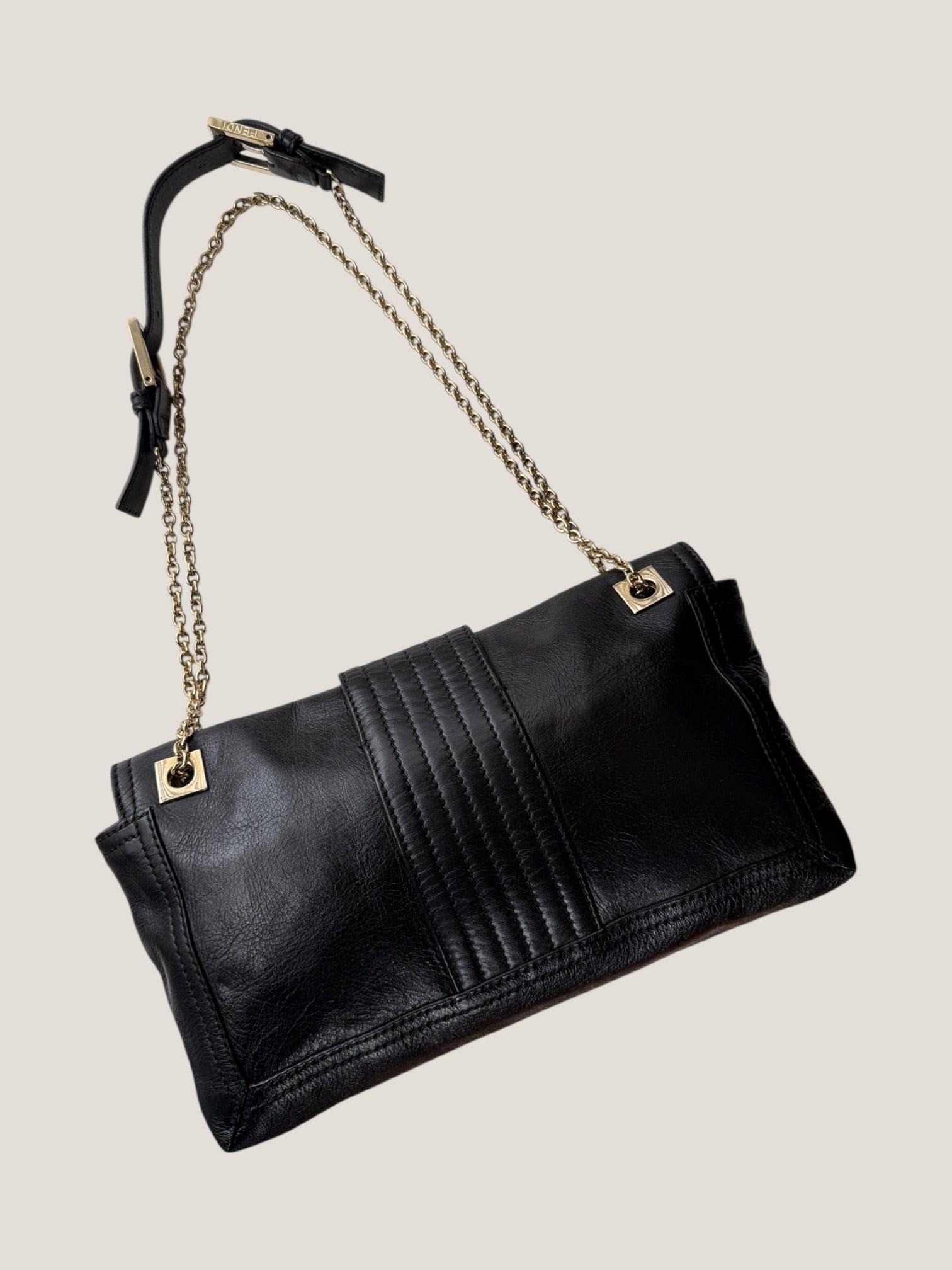 Fendi Baguette in pelle con catena