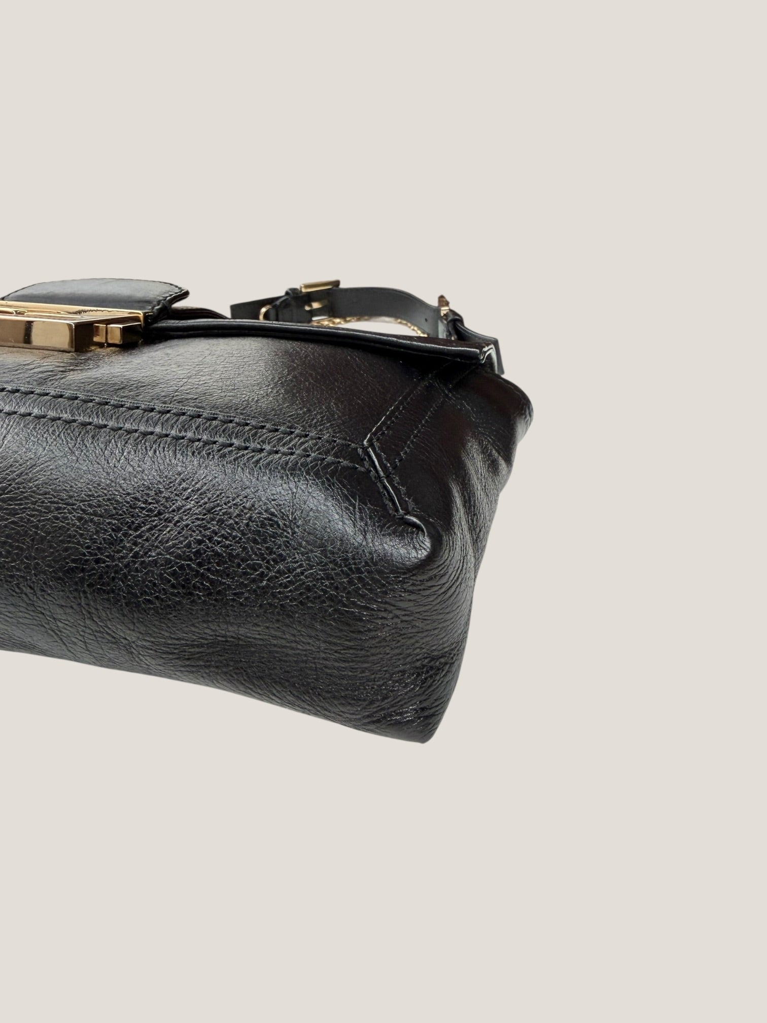 Fendi Baguette in pelle con catena