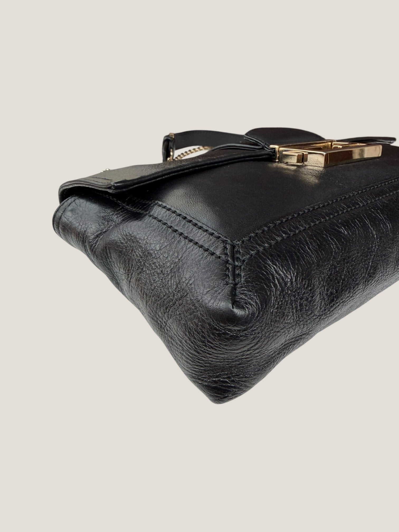 Fendi Baguette in pelle con catena