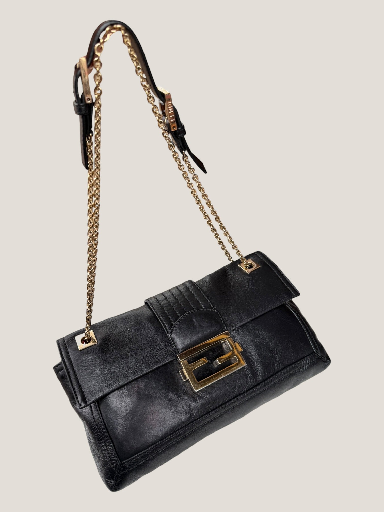 Fendi Baguette in pelle con catena