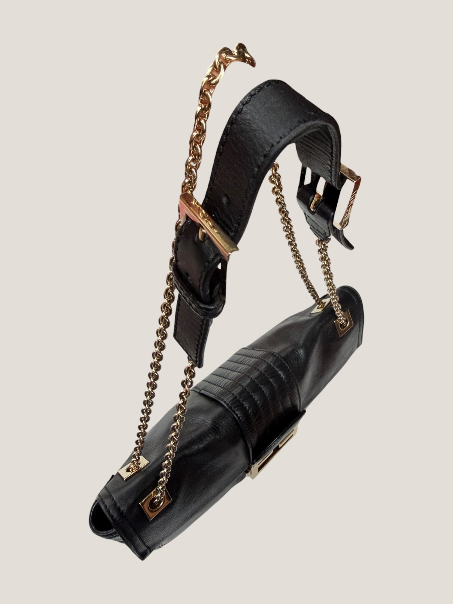 Fendi Baguette in pelle con catena