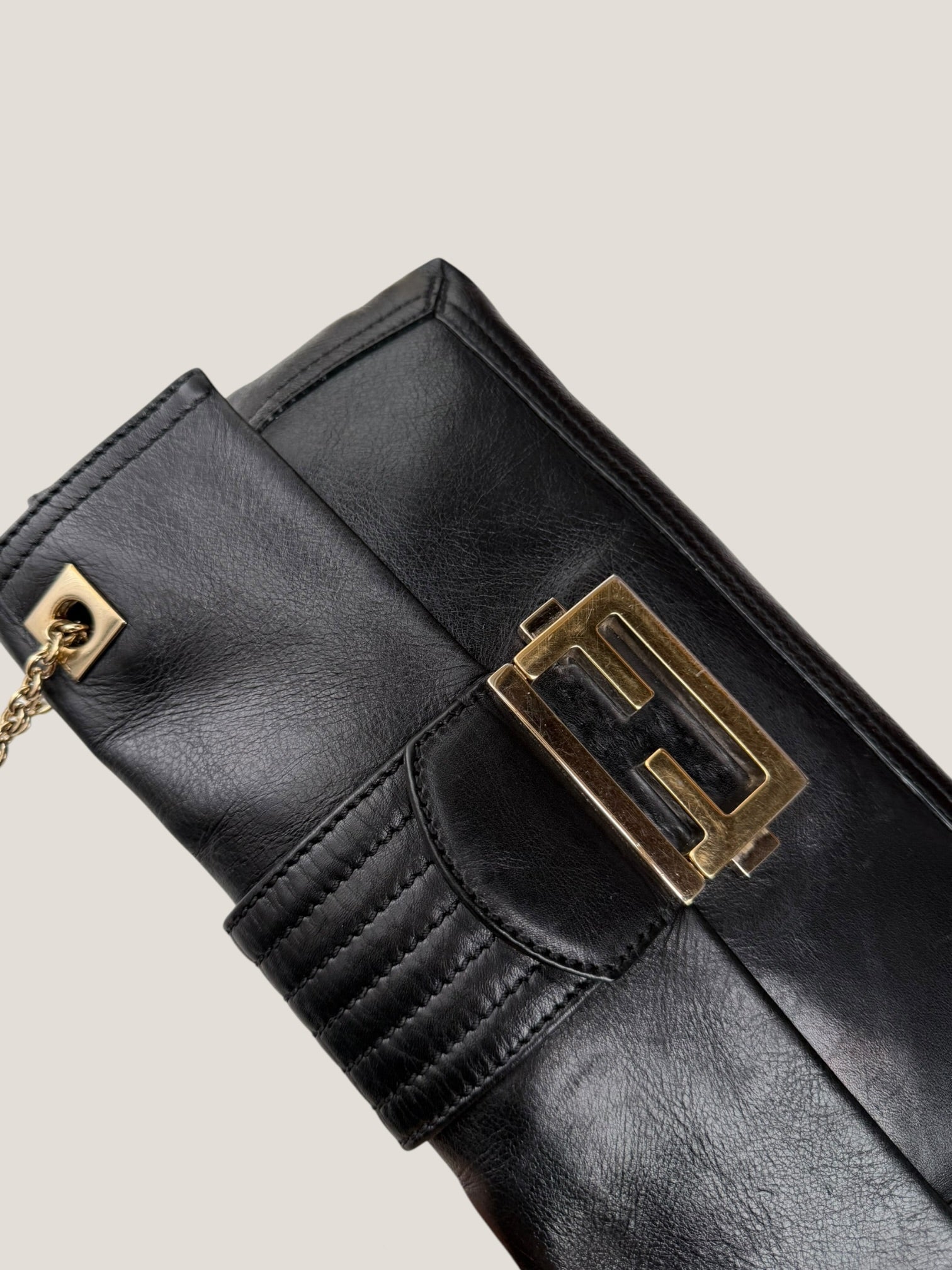 Fendi Baguette in pelle con catena