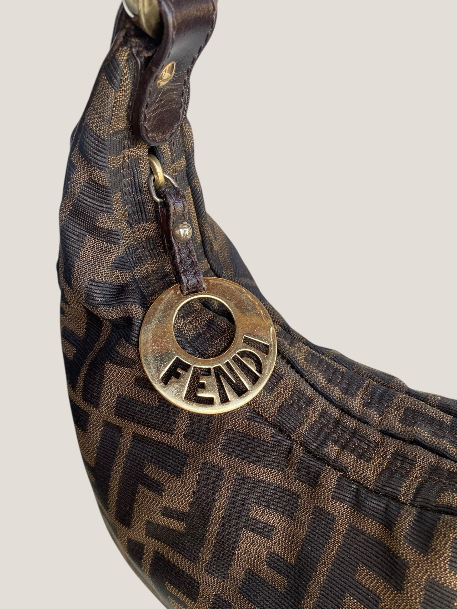 FENDI Croissant con catena dorata