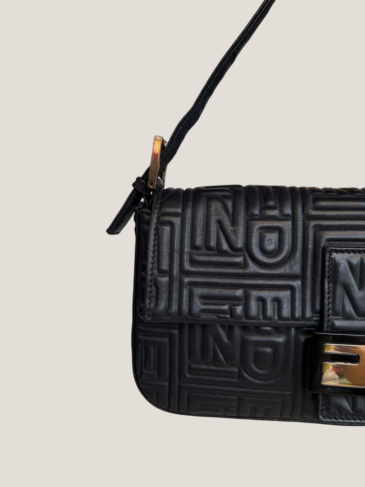 Fendi Baguette in pelle nera con logo Fendi embossato
