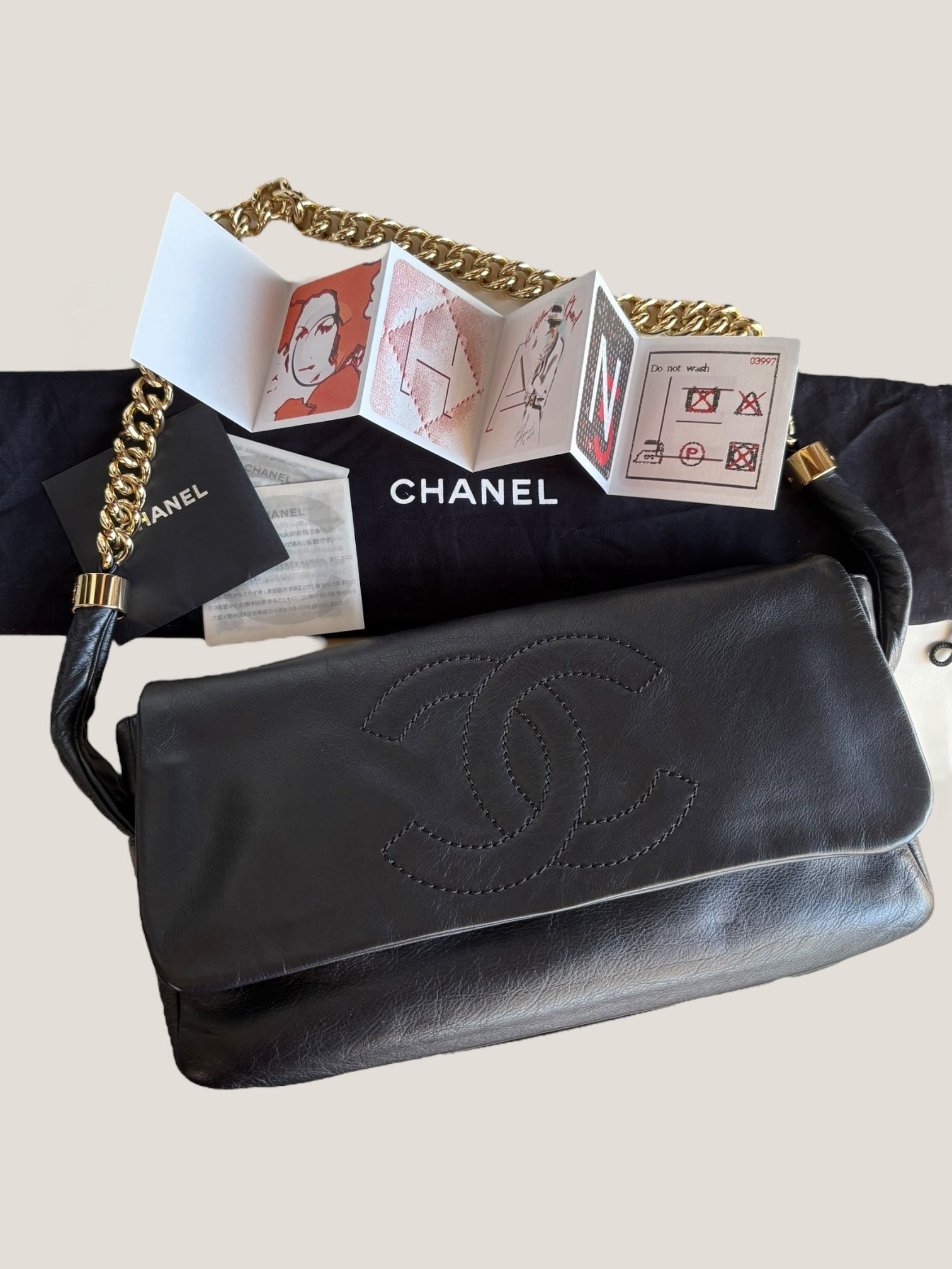 Chanel Pochette in pelle nera con catena dorata