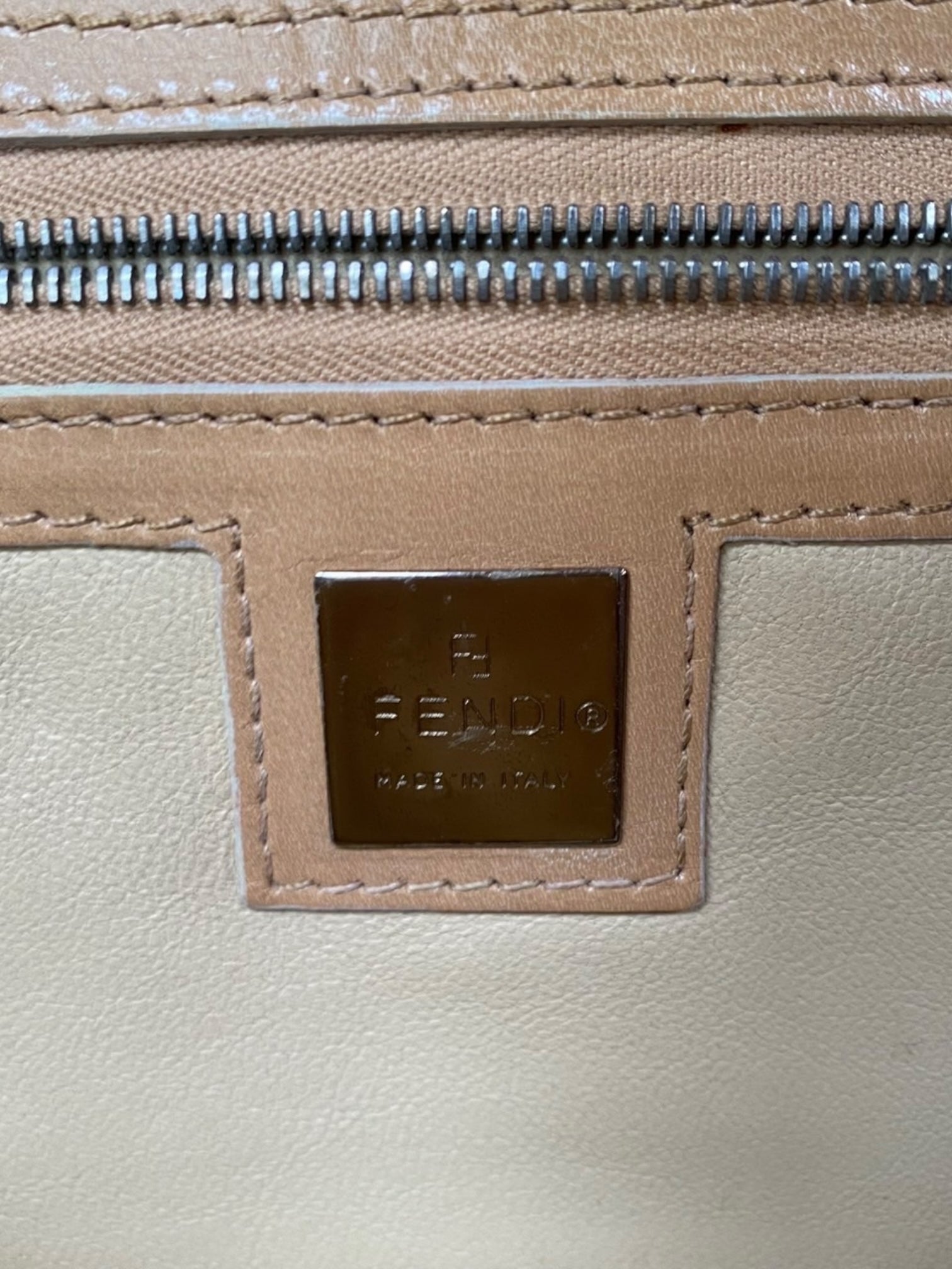 Fendi baguette in pelle liscia