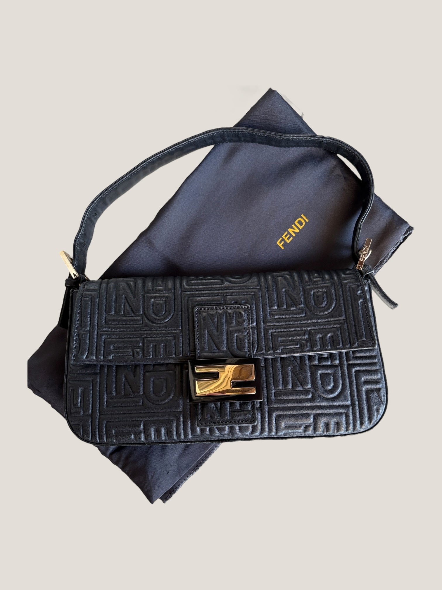 Fendi Baguette in pelle nera con logo Fendi embossato