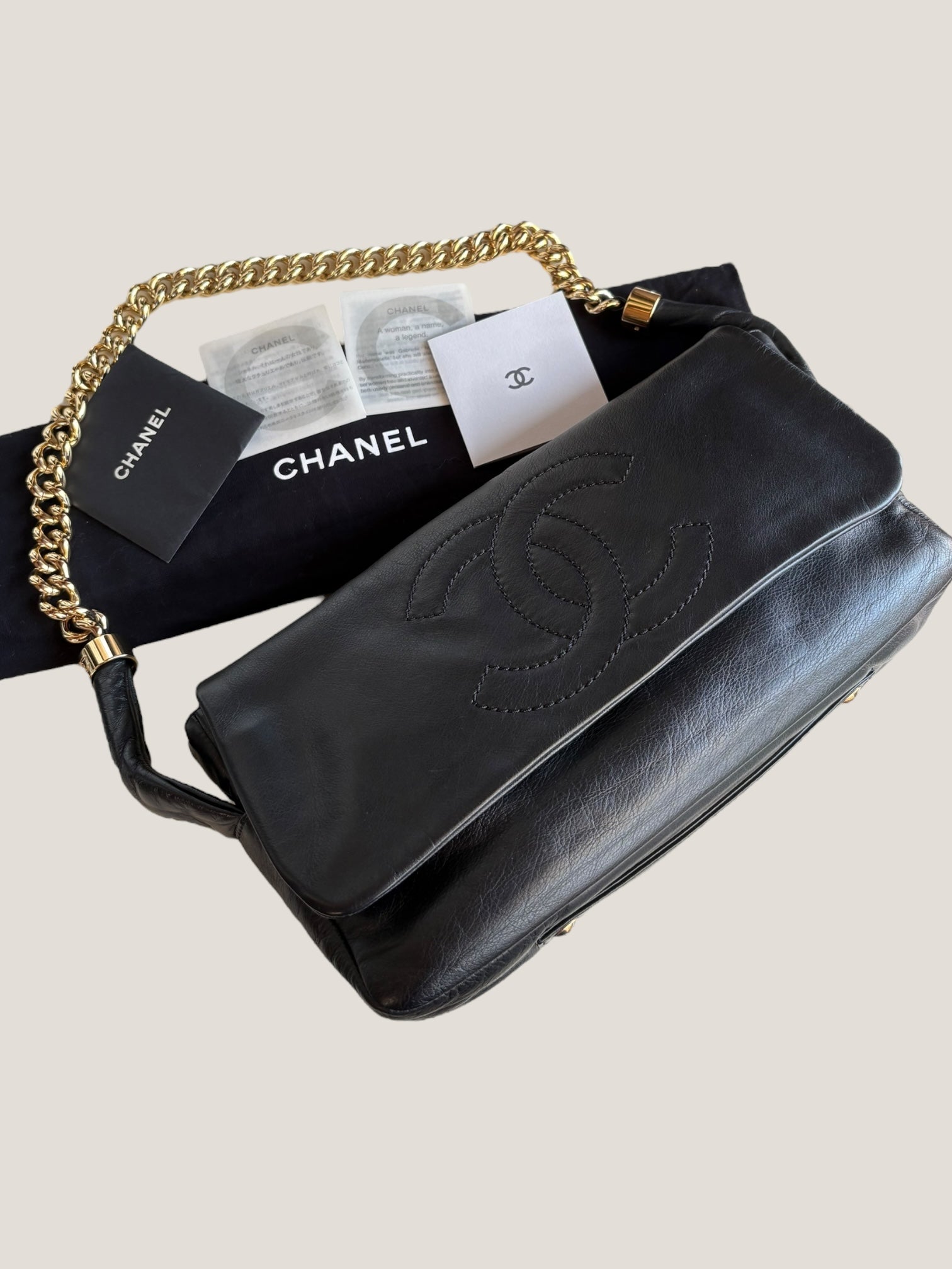 Chanel Pochette in pelle nera con catena dorata