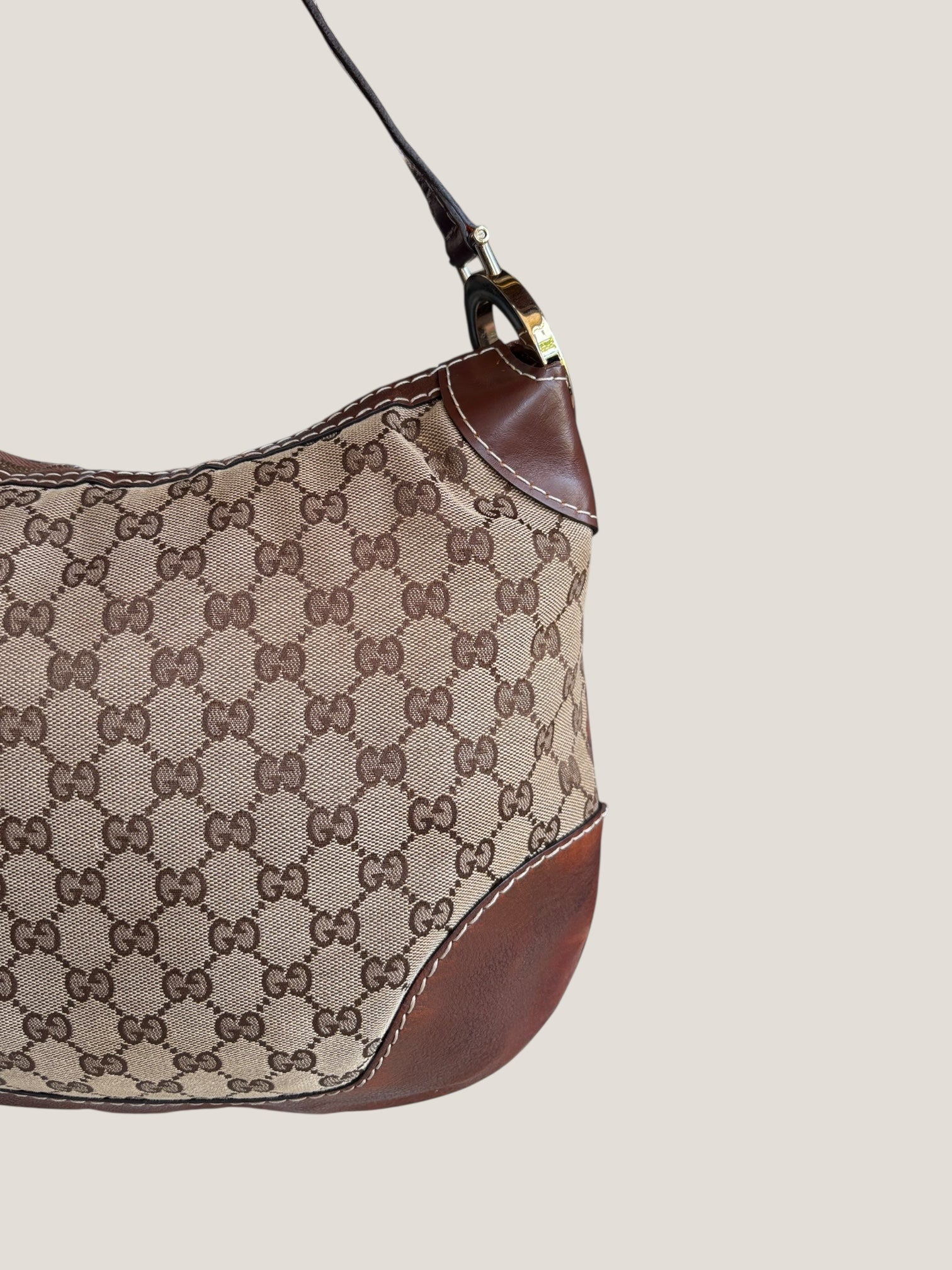 Gucci GG canvas hobo con logo G laterale