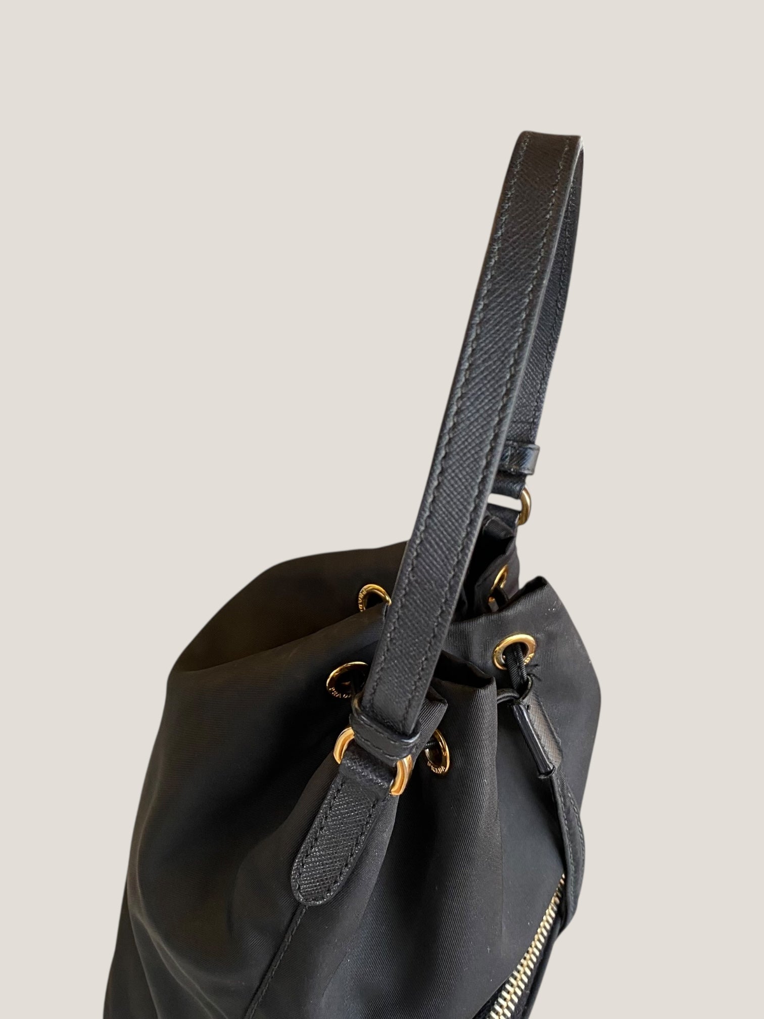 PRADA secchiello nero in tessuto