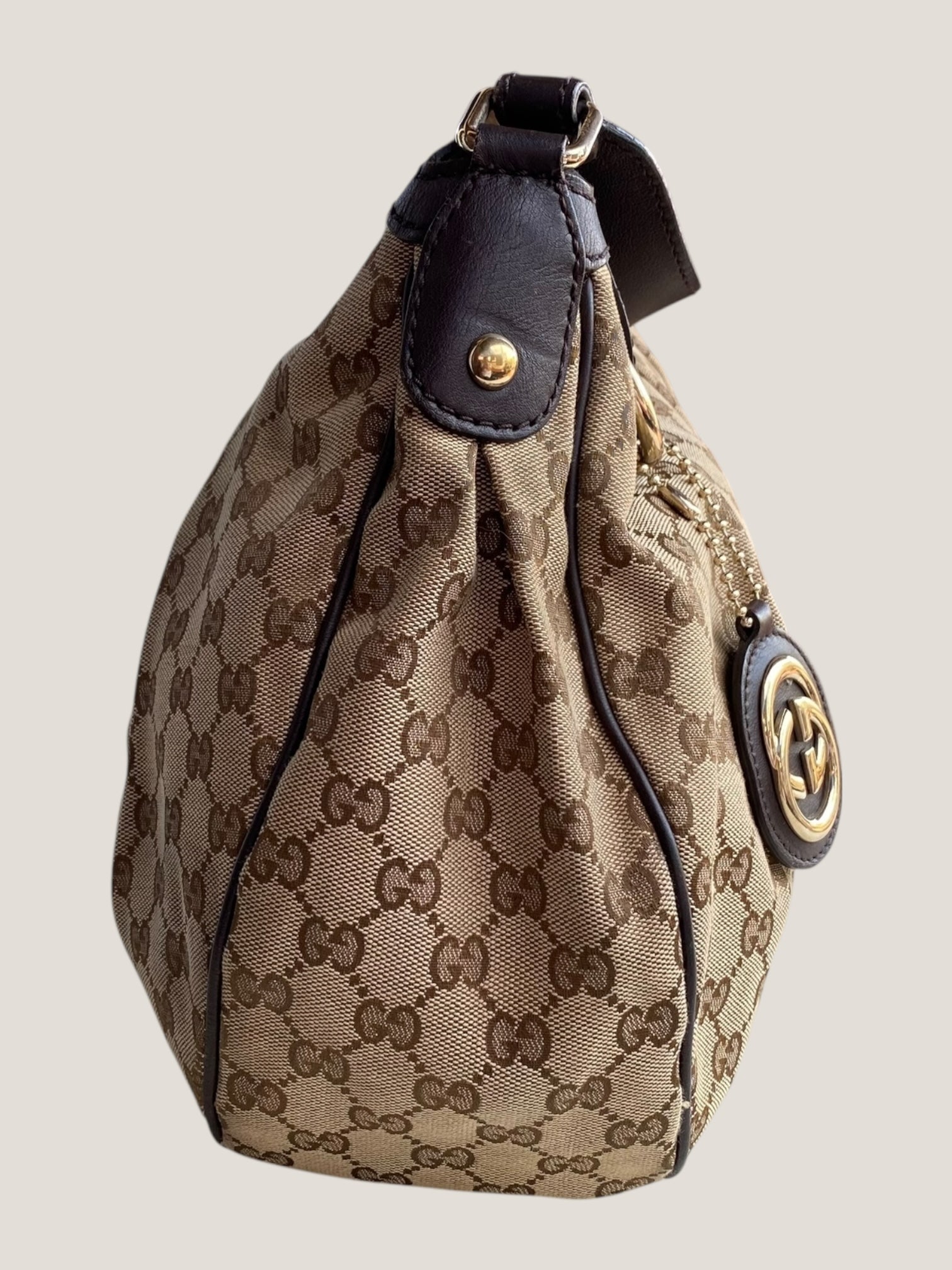 Gucci Hobo GG Canvas con charm logo