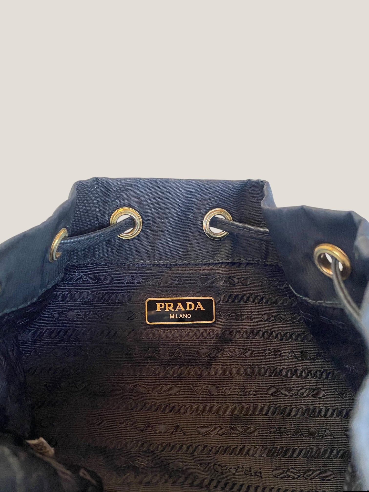 PRADA secchiello nero in tessuto