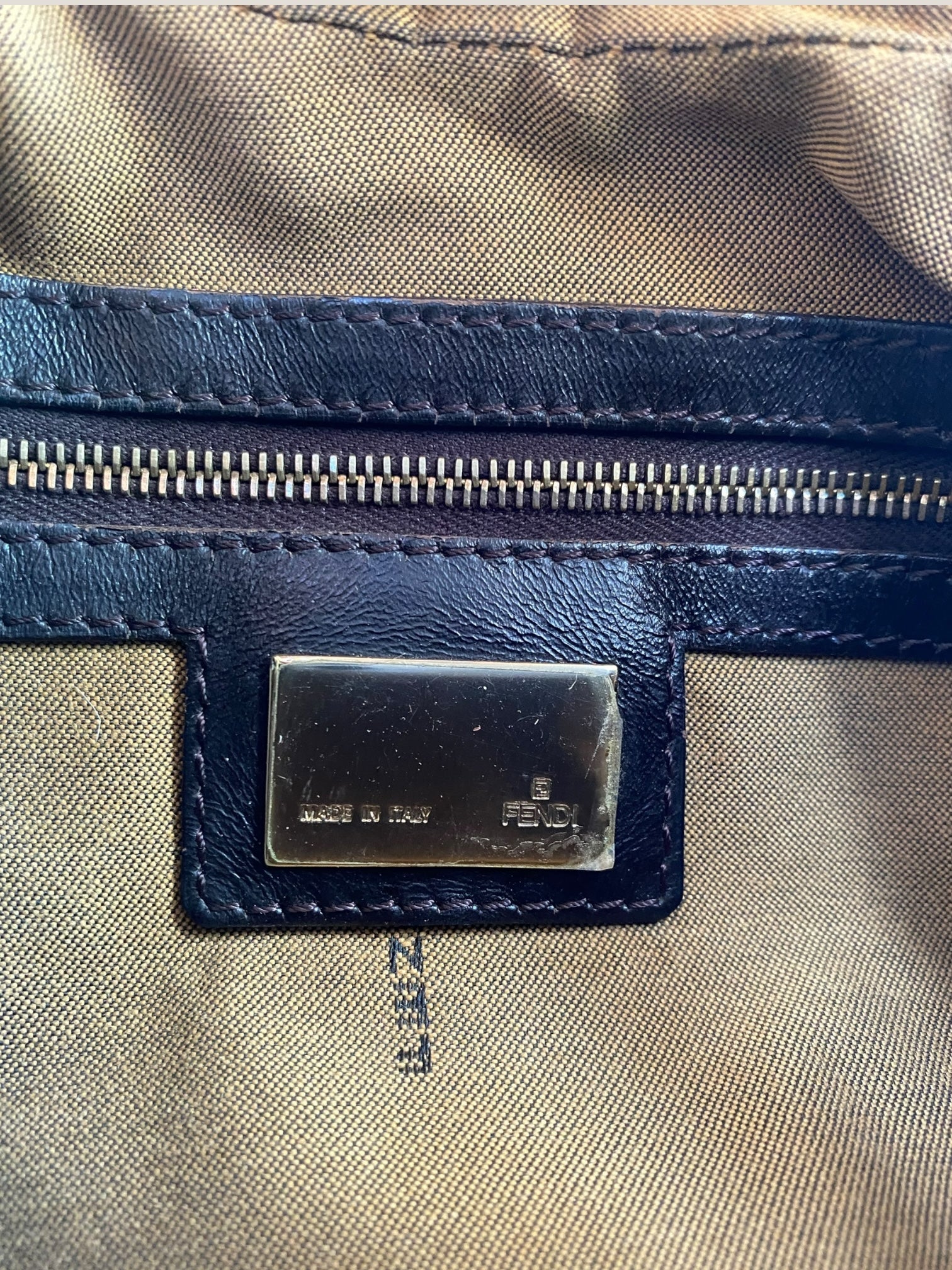 FENDI Croissant con catena dorata