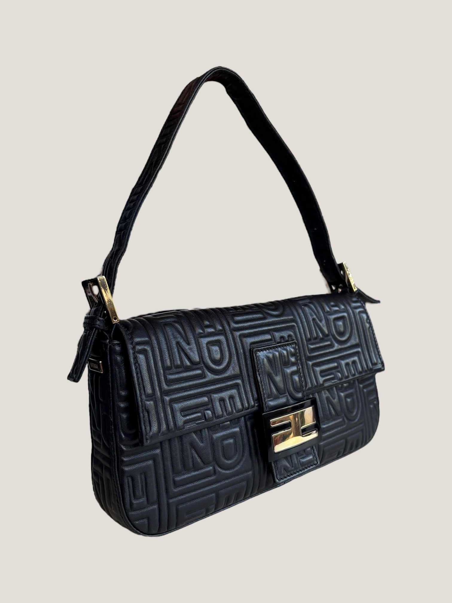 Fendi Baguette in pelle nera con logo Fendi embossato