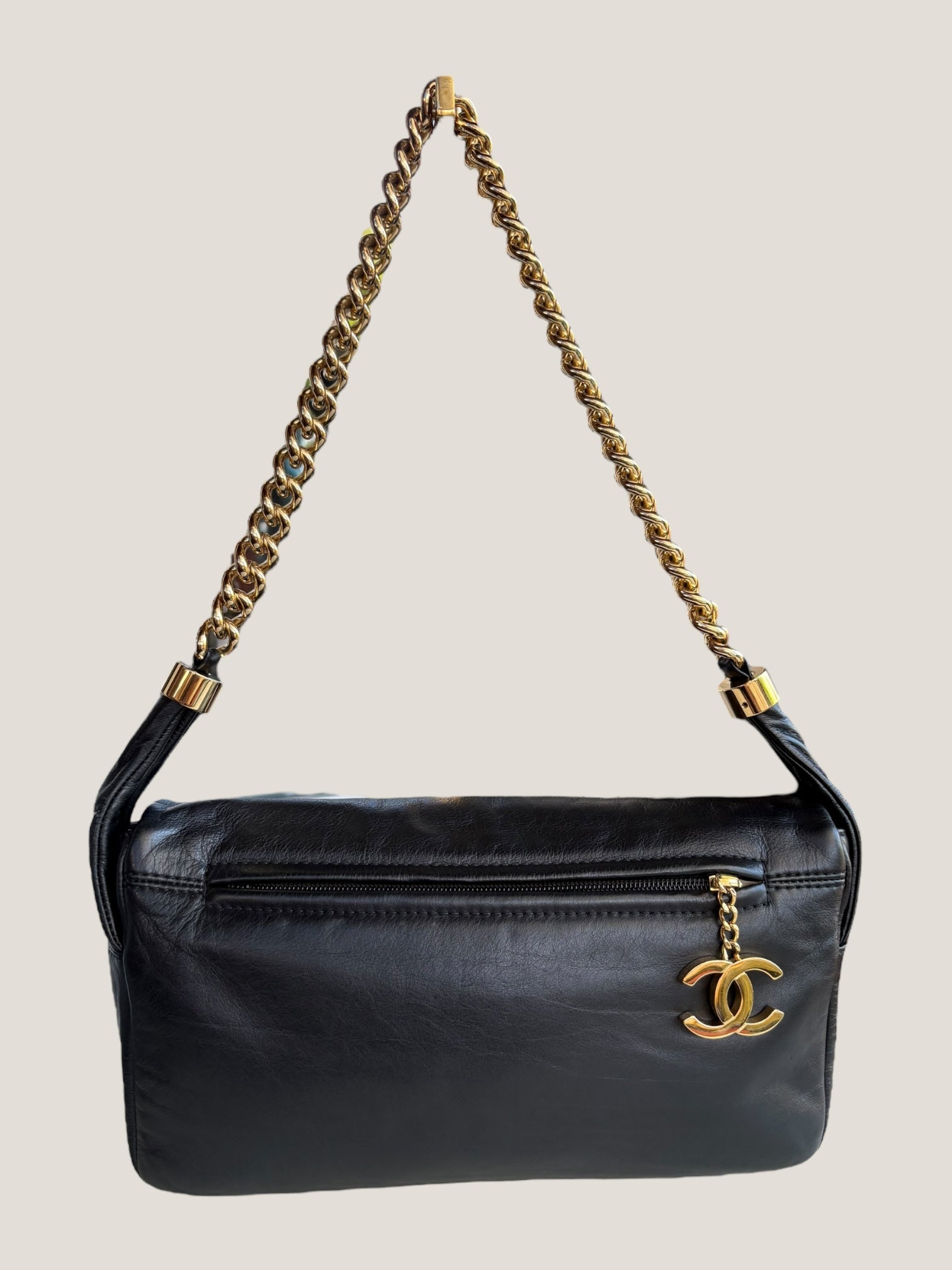 Chanel Pochette in pelle nera con catena dorata