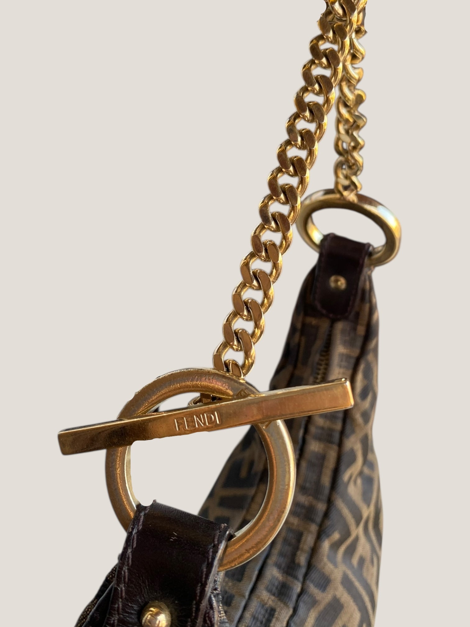FENDI Croissant con catena dorata