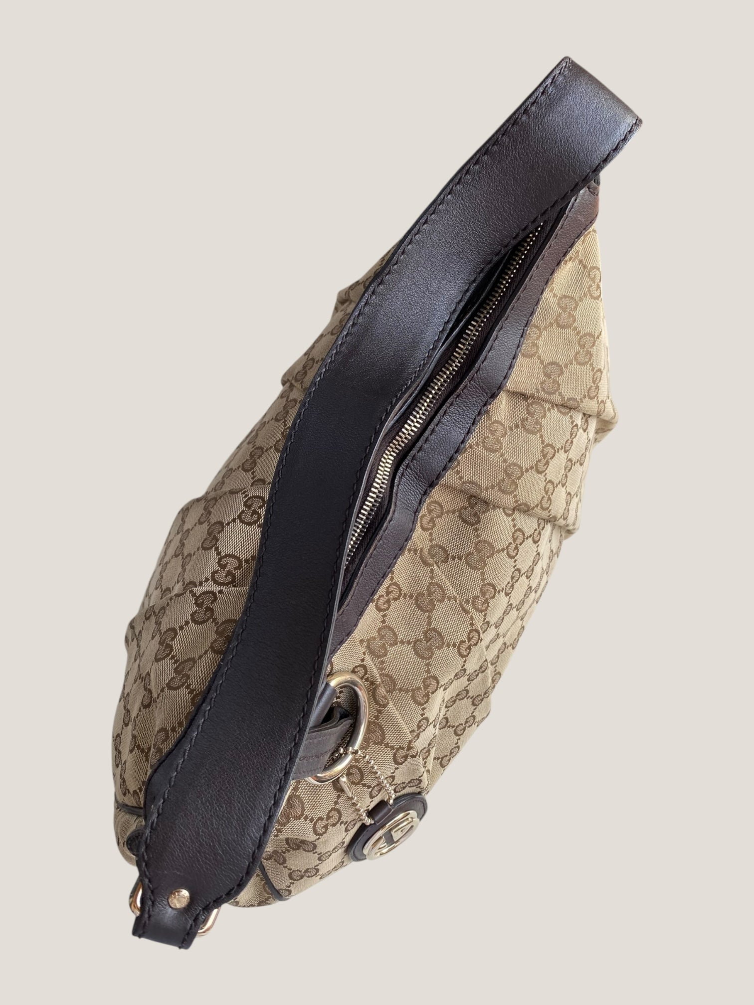 Gucci Hobo GG Canvas con charm logo