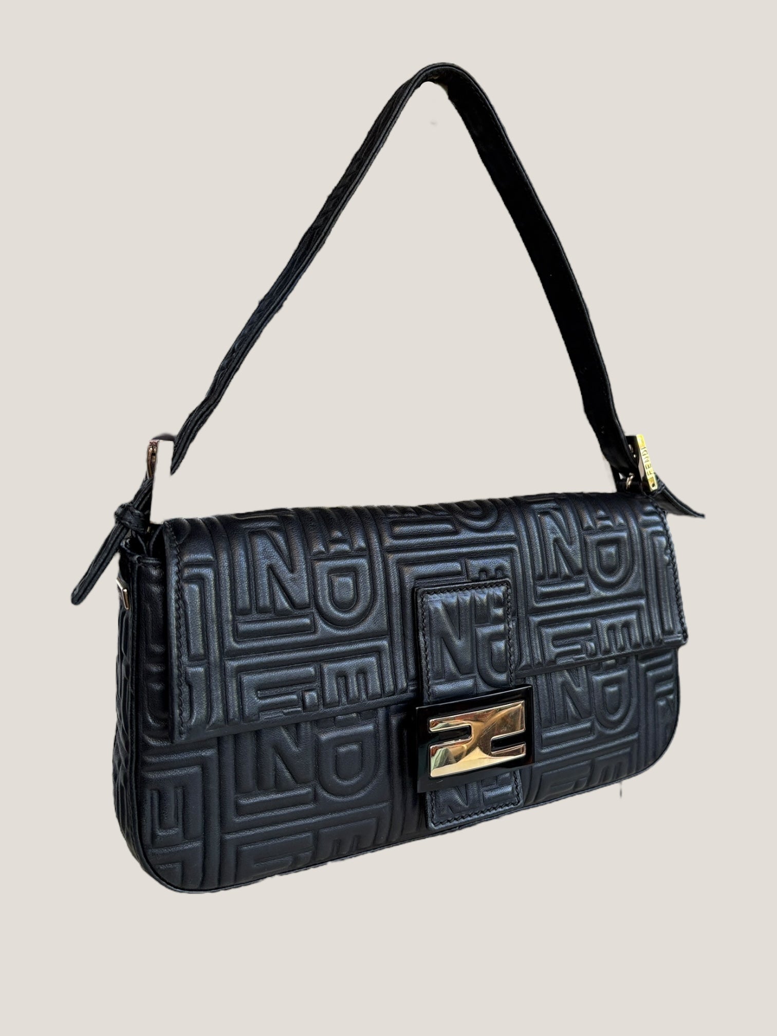 Fendi Baguette in pelle nera con logo Fendi embossato