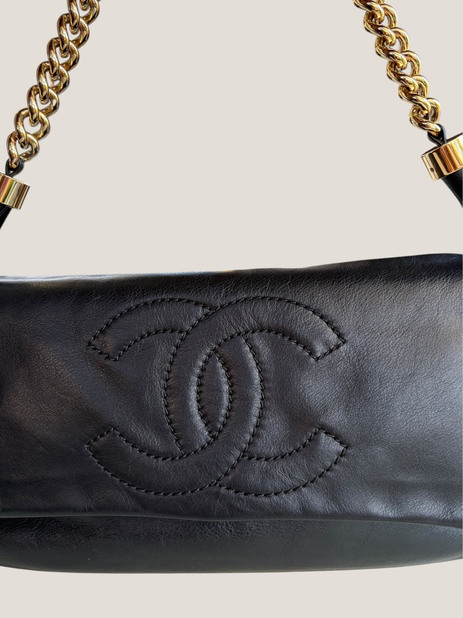 Chanel Pochette in pelle nera con catena dorata