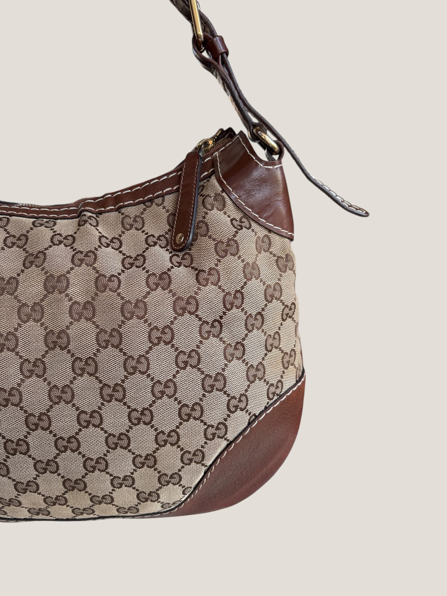Gucci GG canvas hobo con logo G laterale