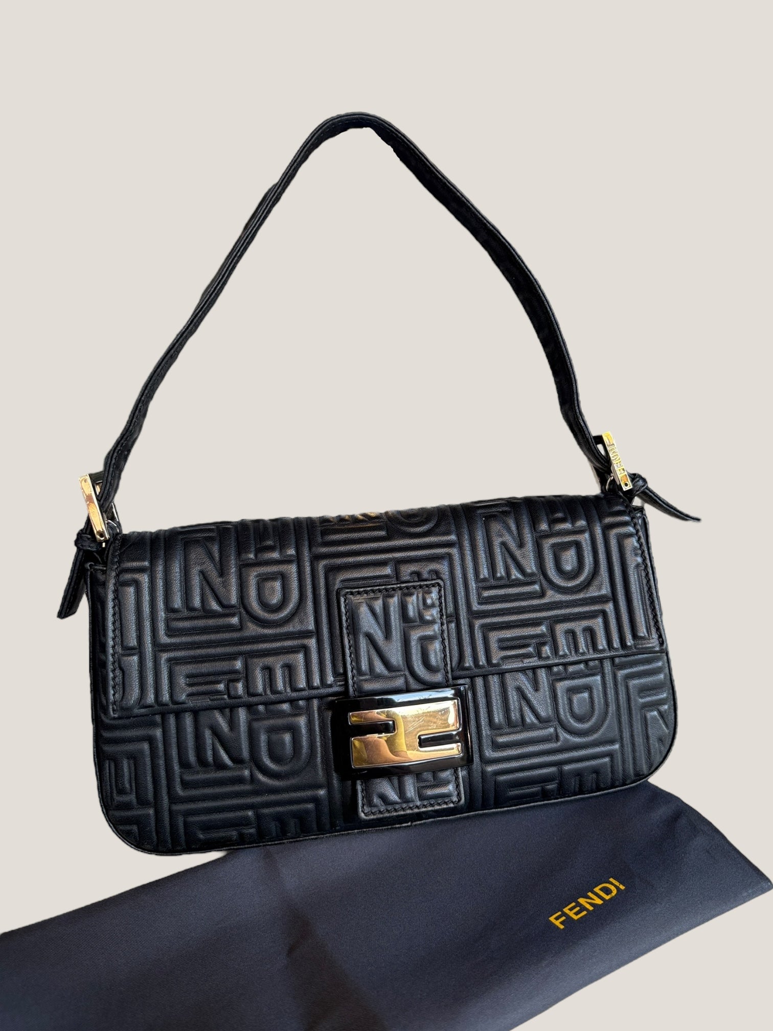 Fendi Baguette in pelle nera con logo Fendi embossato