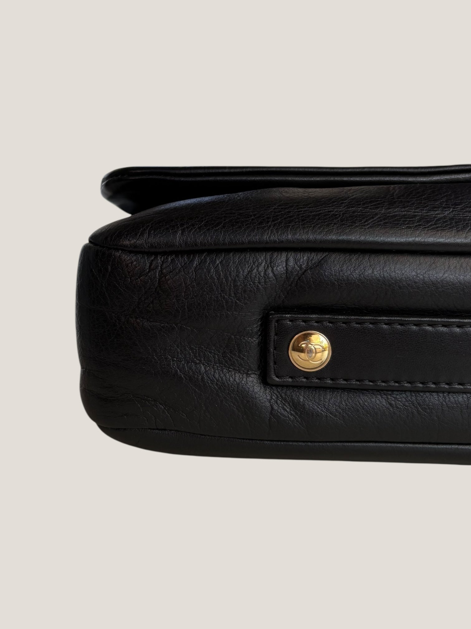 Chanel Pochette in pelle nera con catena dorata
