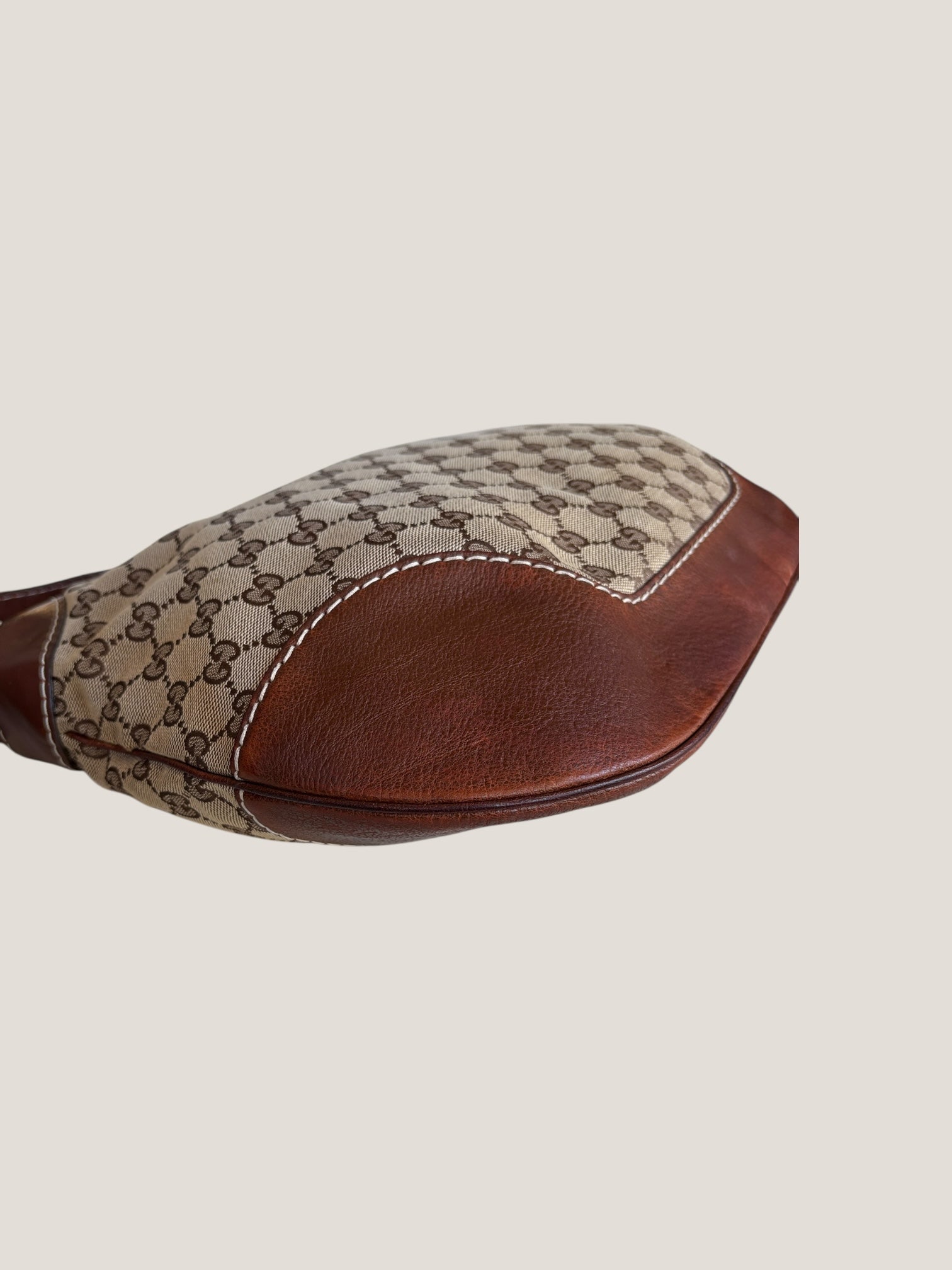 Gucci GG canvas hobo con logo G laterale