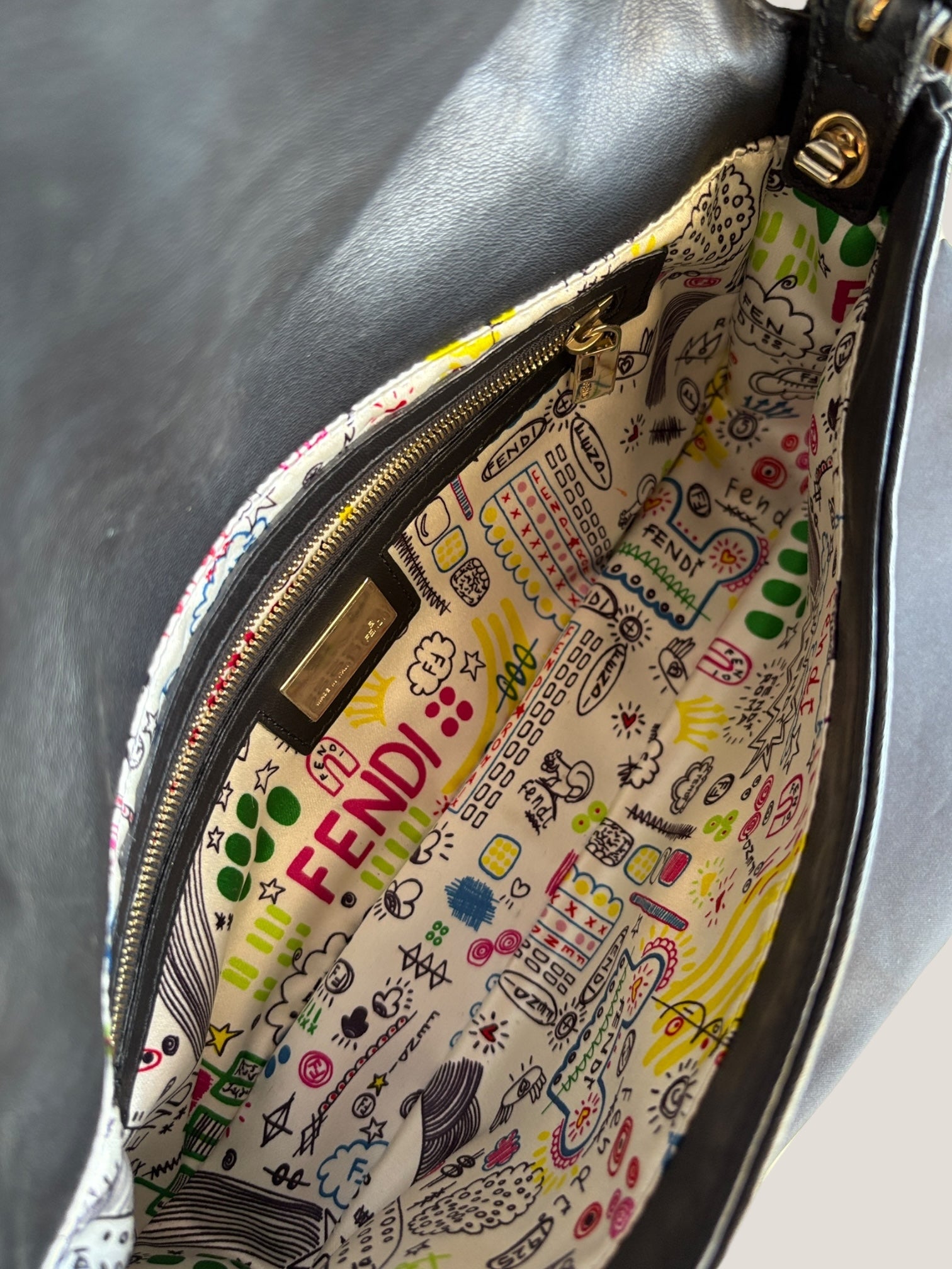 Fendi Baguette in pelle nera con logo Fendi embossato