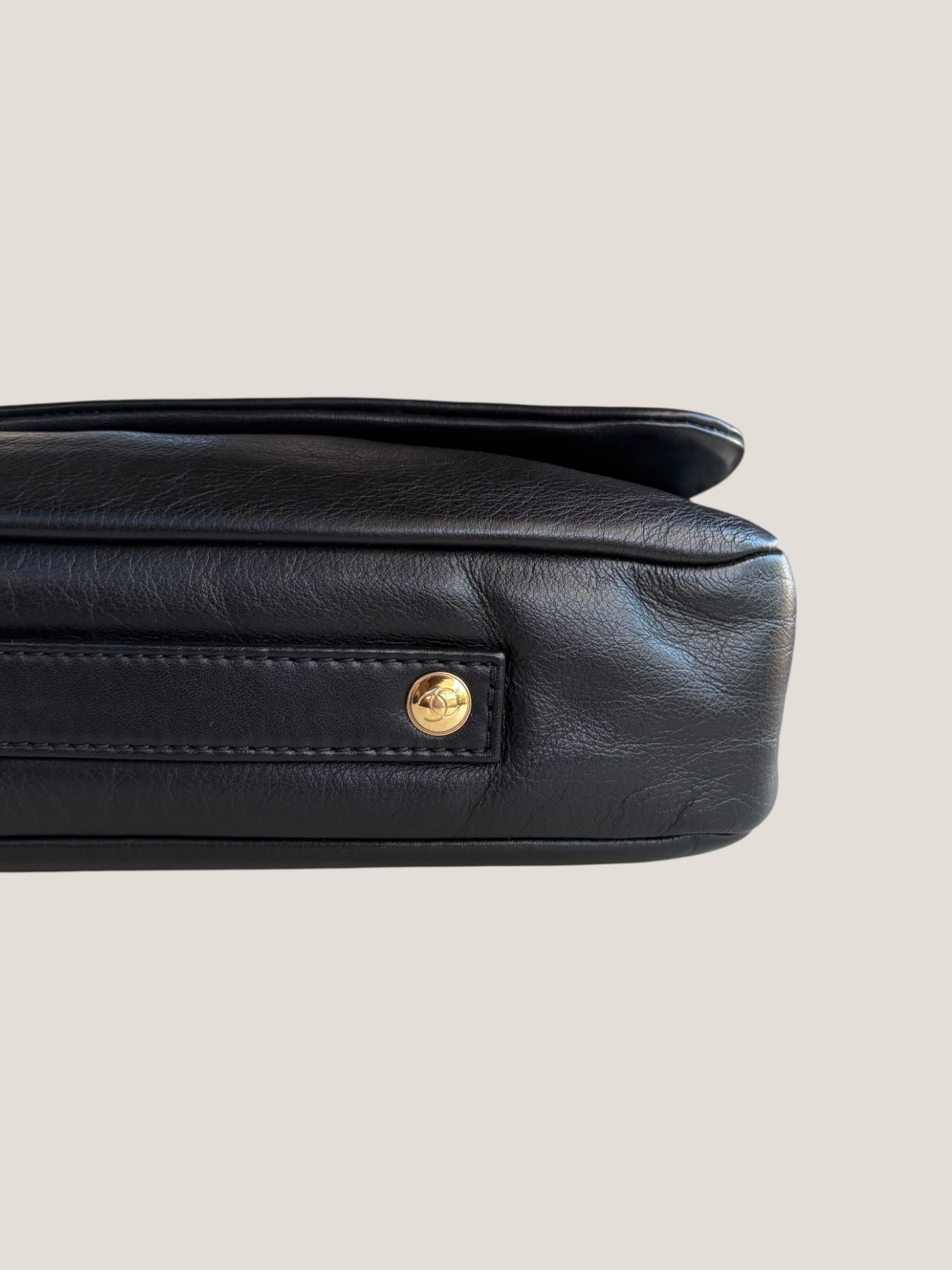 Chanel Pochette in pelle nera con catena dorata