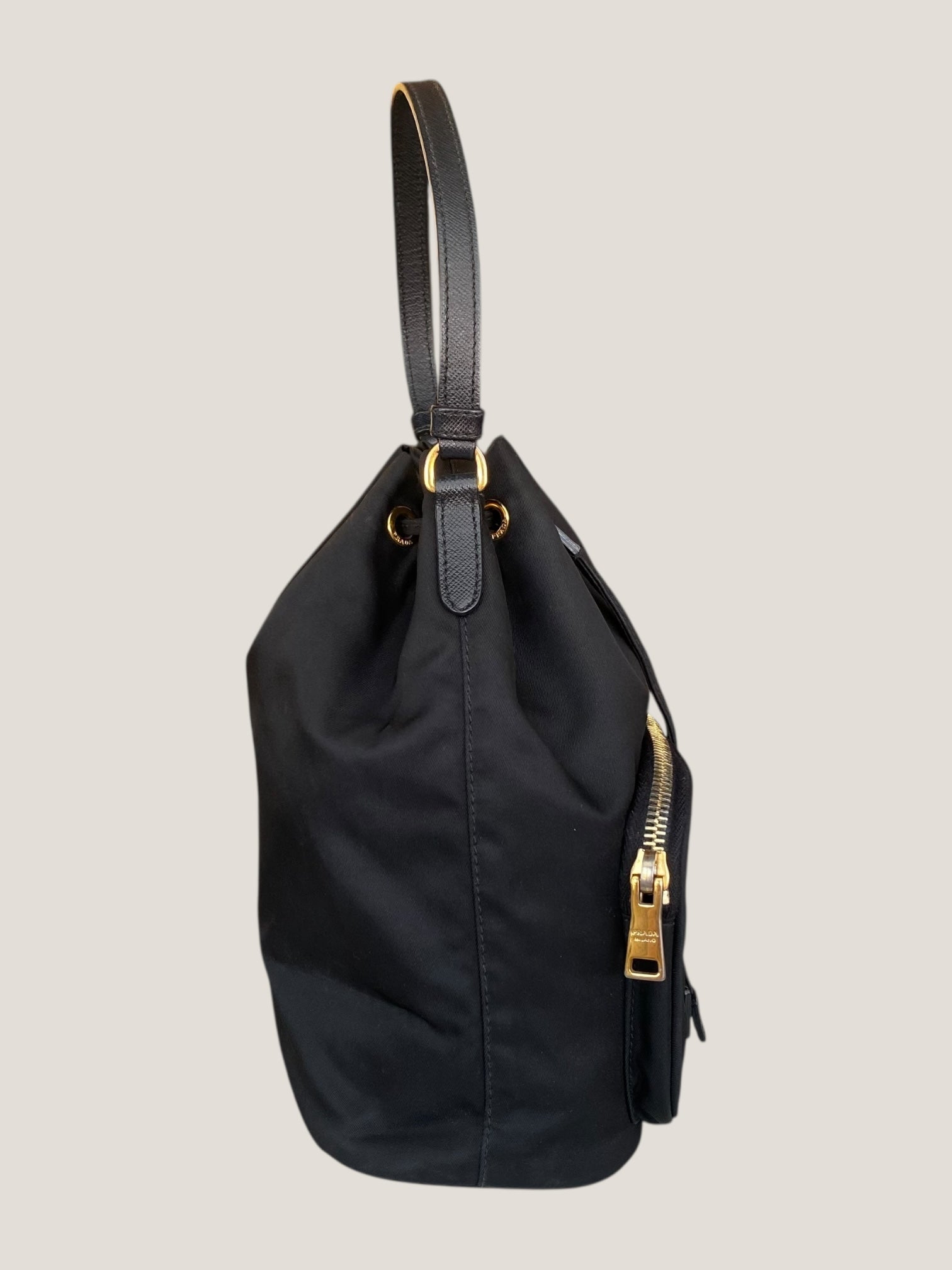 PRADA secchiello nero in tessuto