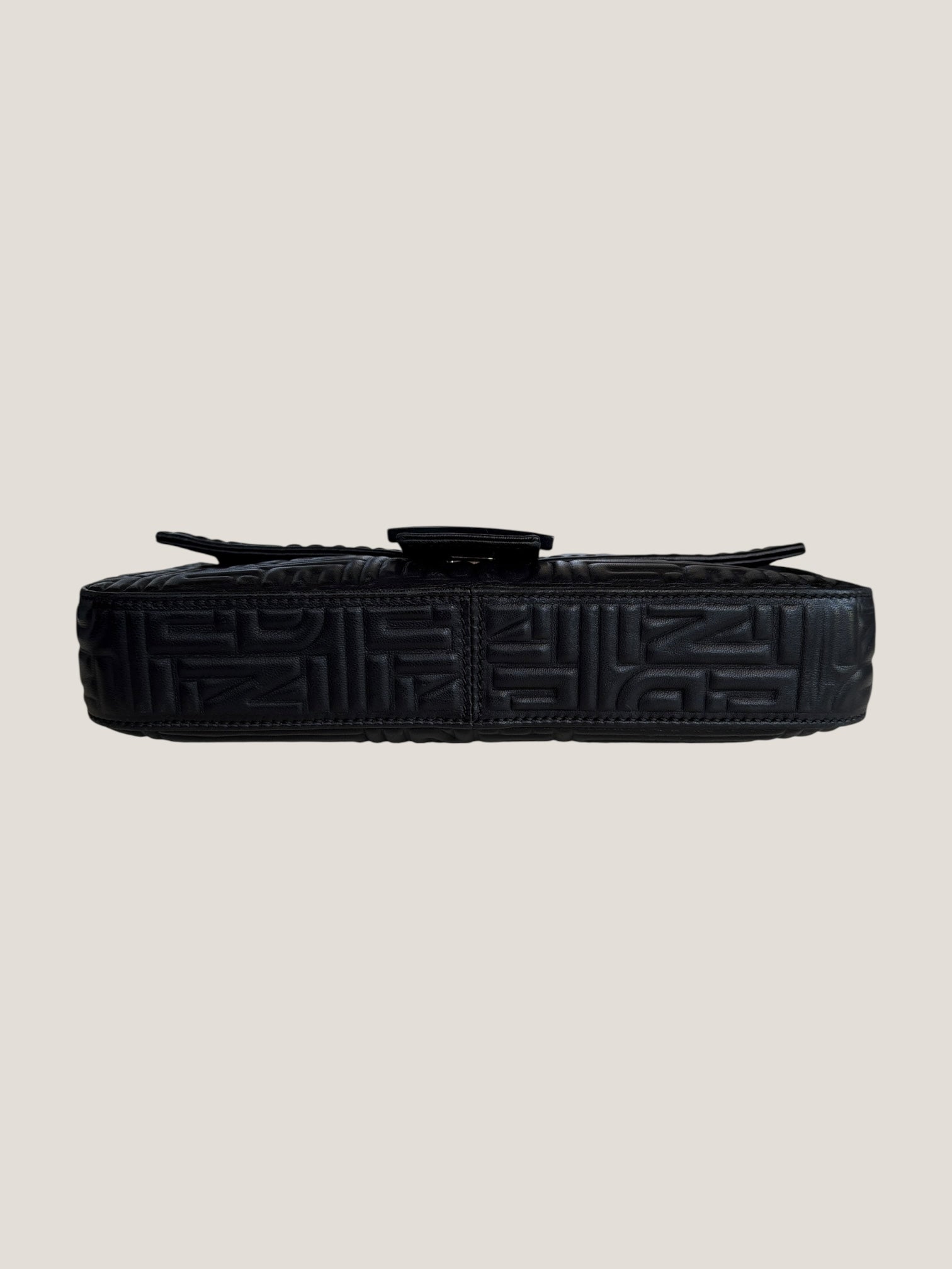 Fendi Baguette in pelle nera con logo Fendi embossato