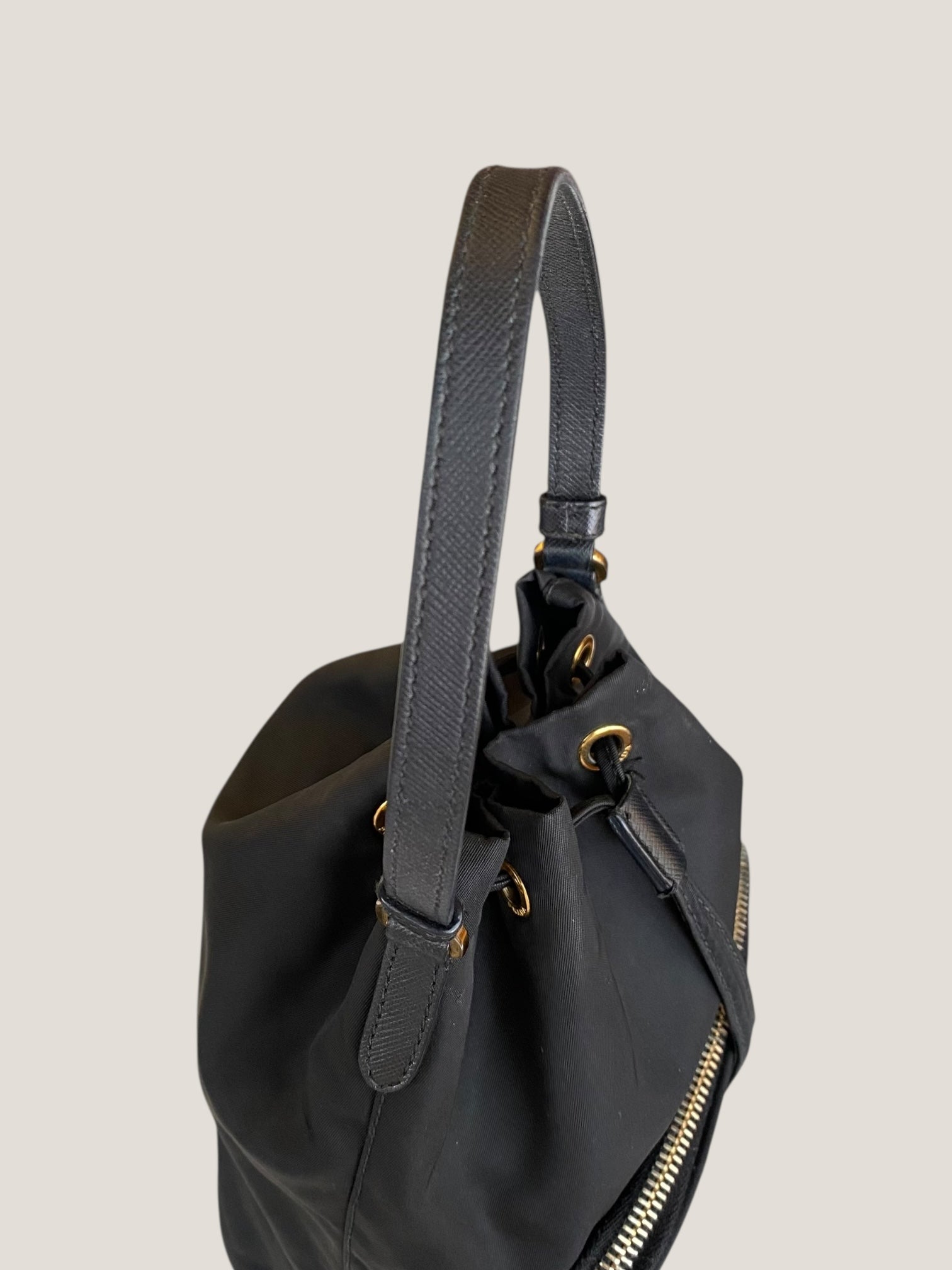 PRADA secchiello nero in tessuto