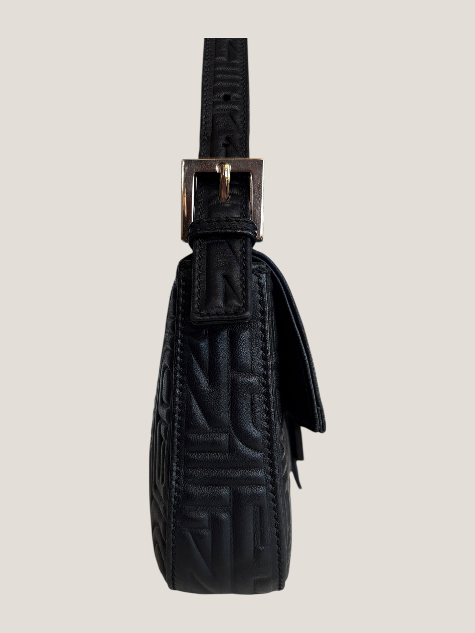 Fendi Baguette in pelle nera con logo Fendi embossato