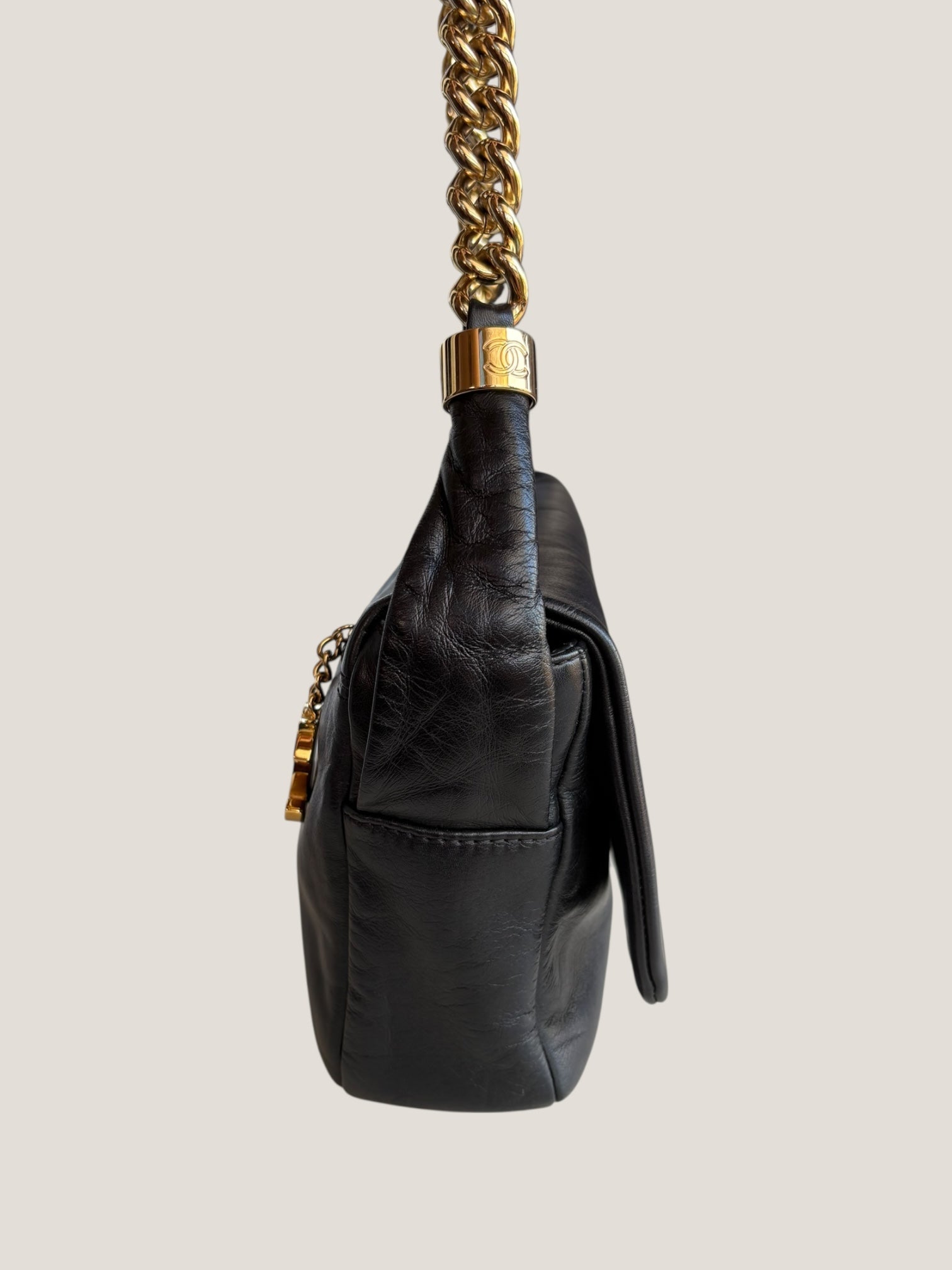 Chanel Pochette in pelle nera con catena dorata