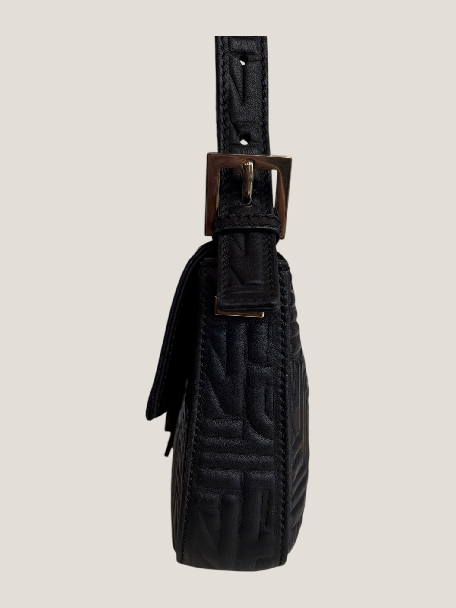 Fendi Baguette in pelle nera con logo Fendi embossato