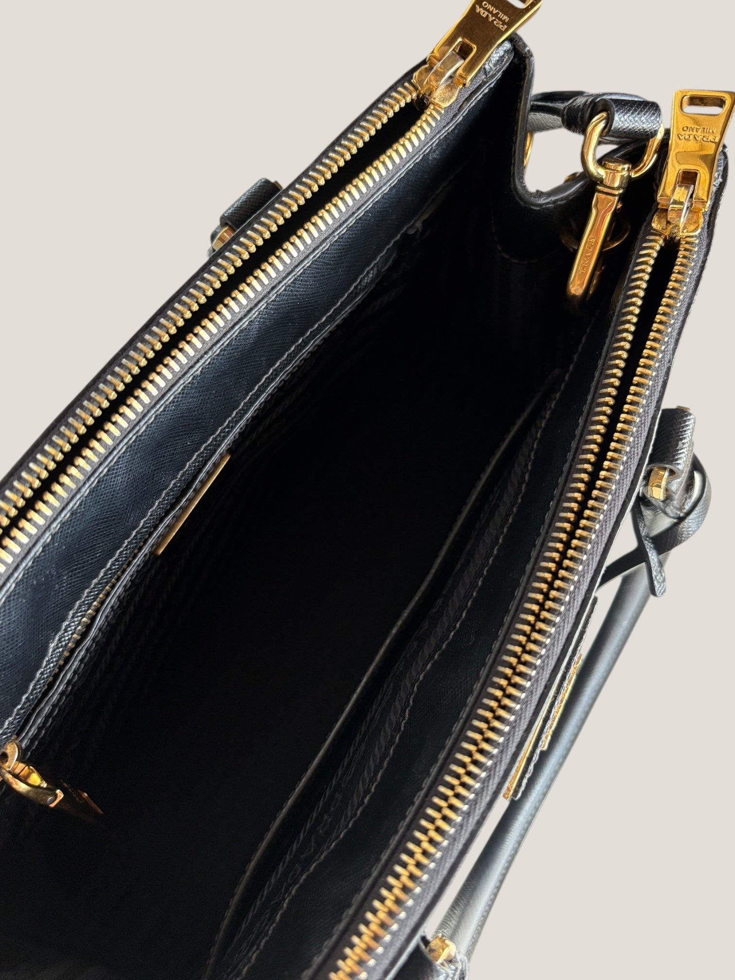 Prada Galleria Tote 25 in pelle Saffiano nera