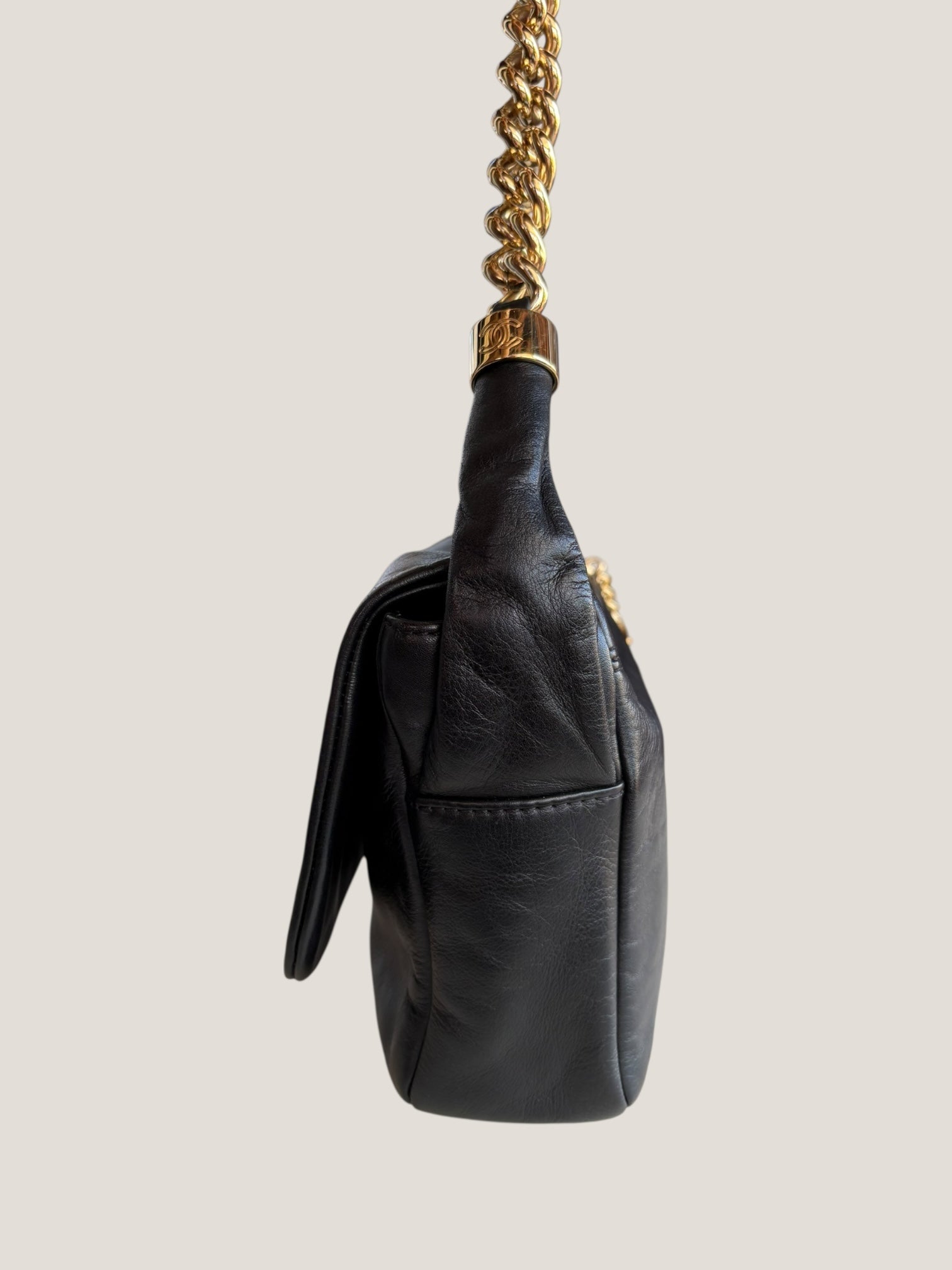 Chanel Pochette in pelle nera con catena dorata