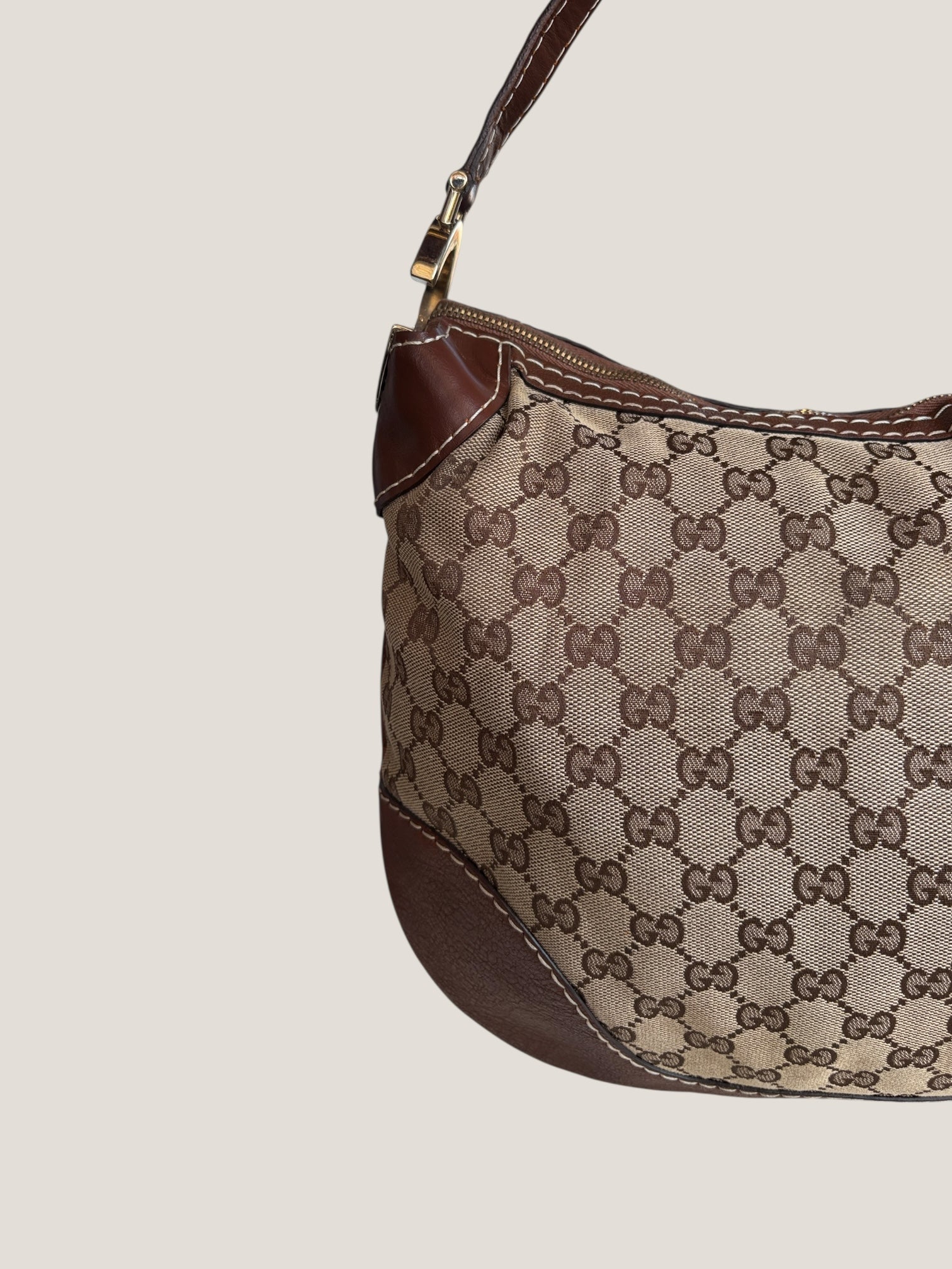 Gucci GG canvas hobo con logo G laterale