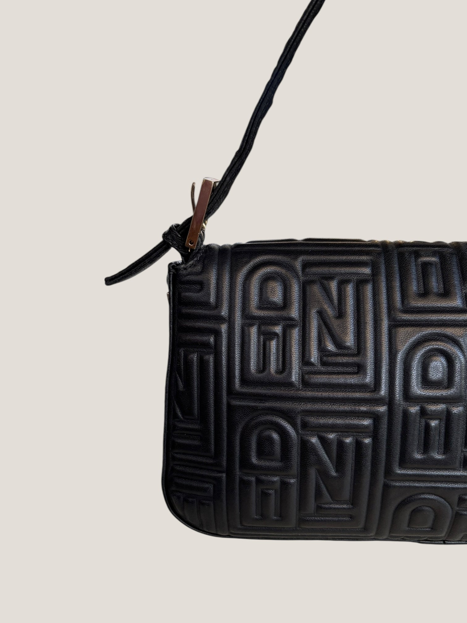 Fendi Baguette in pelle nera con logo Fendi embossato